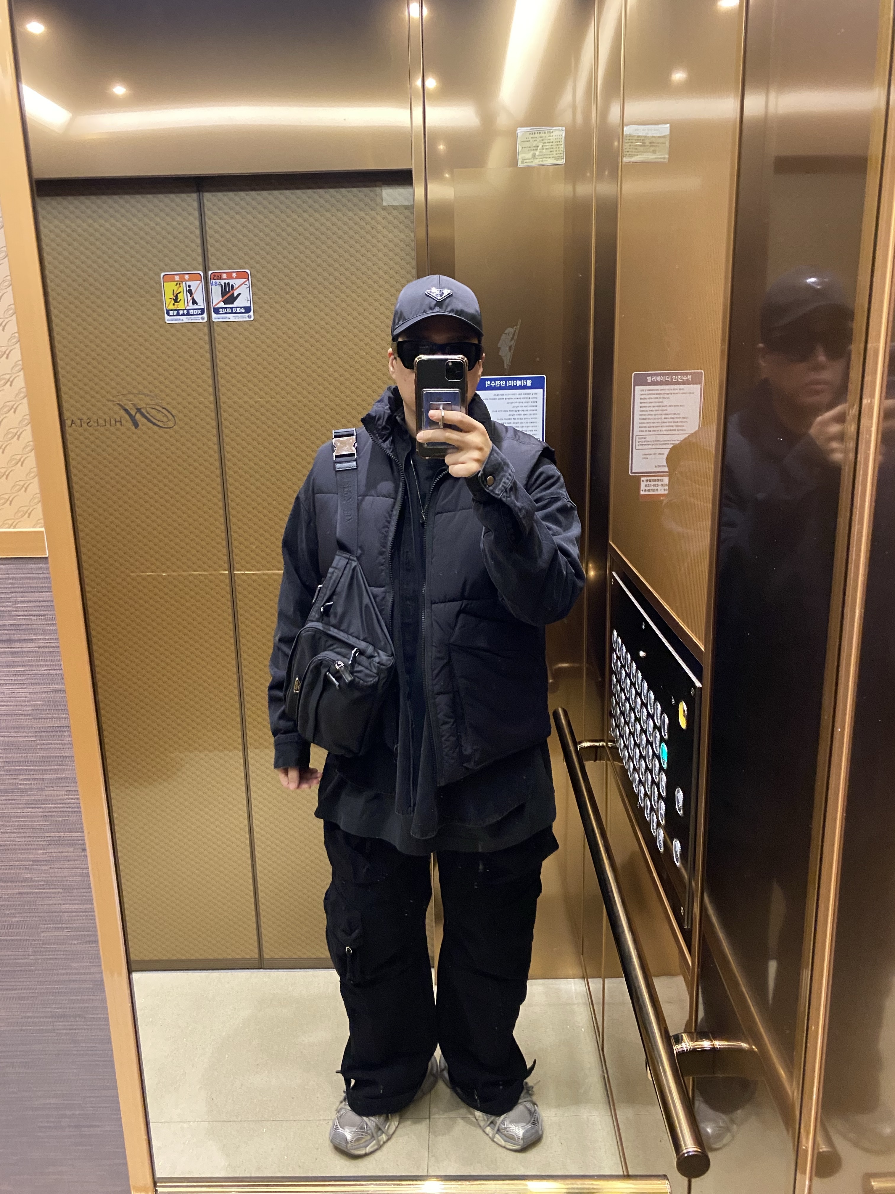 Yeezy Gap Engineered By Balenciaga Dove Long Sleeve T-Shirt Black, Balenciaga 3XL Sneakers Light Beige 착용 스타일