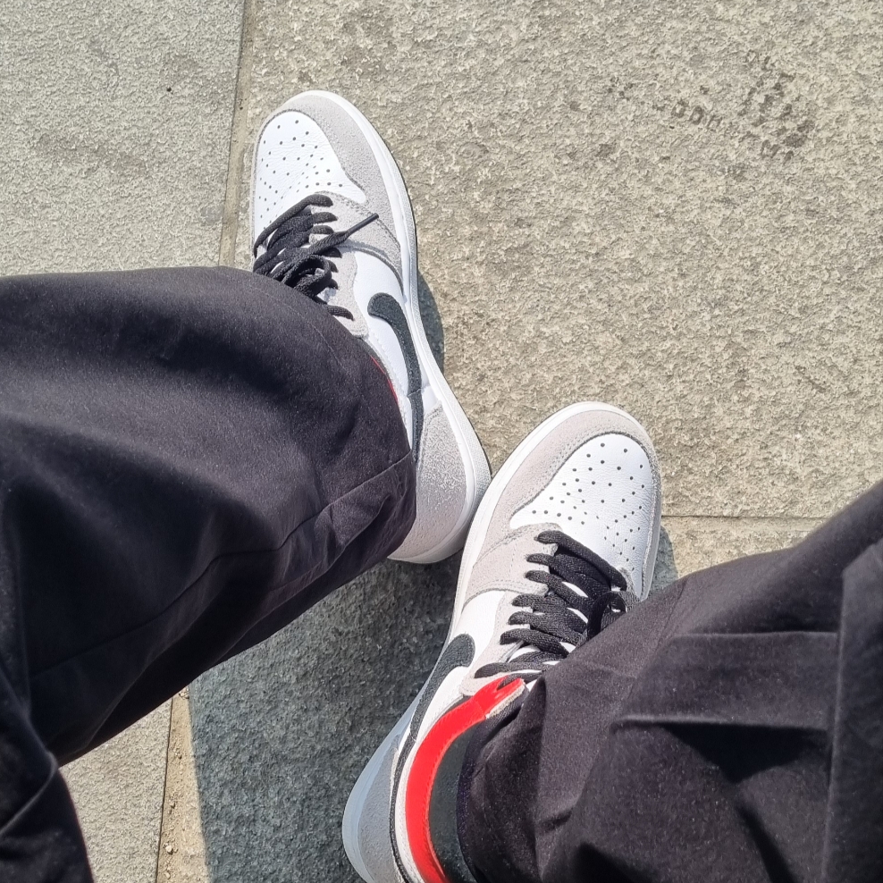 Jordan 1 Retro High OG Light Smoke Grey 착용 스타일 - 2