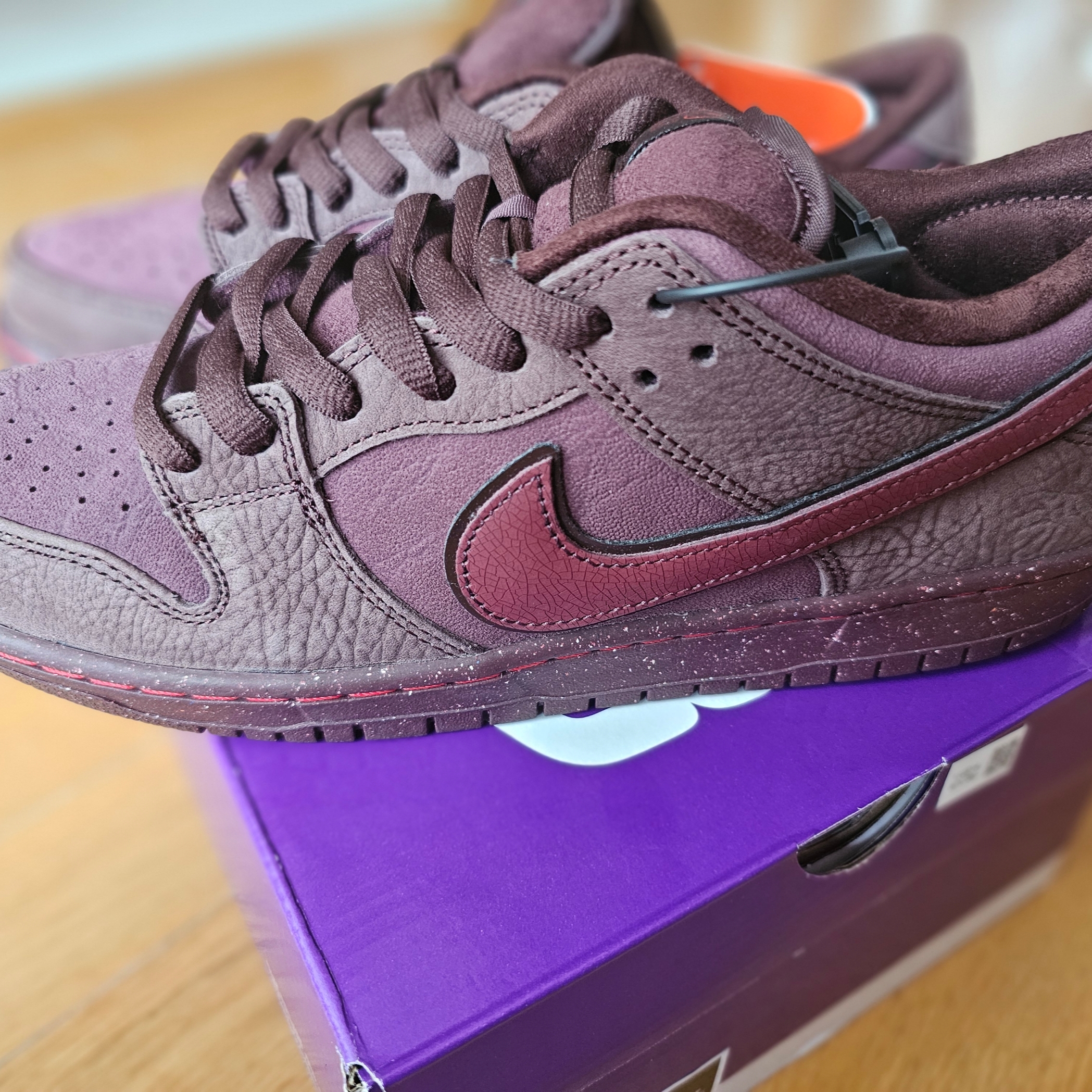 Nike SB Dunk Low PRM Burgundy Crush 착용 스타일 - 1
