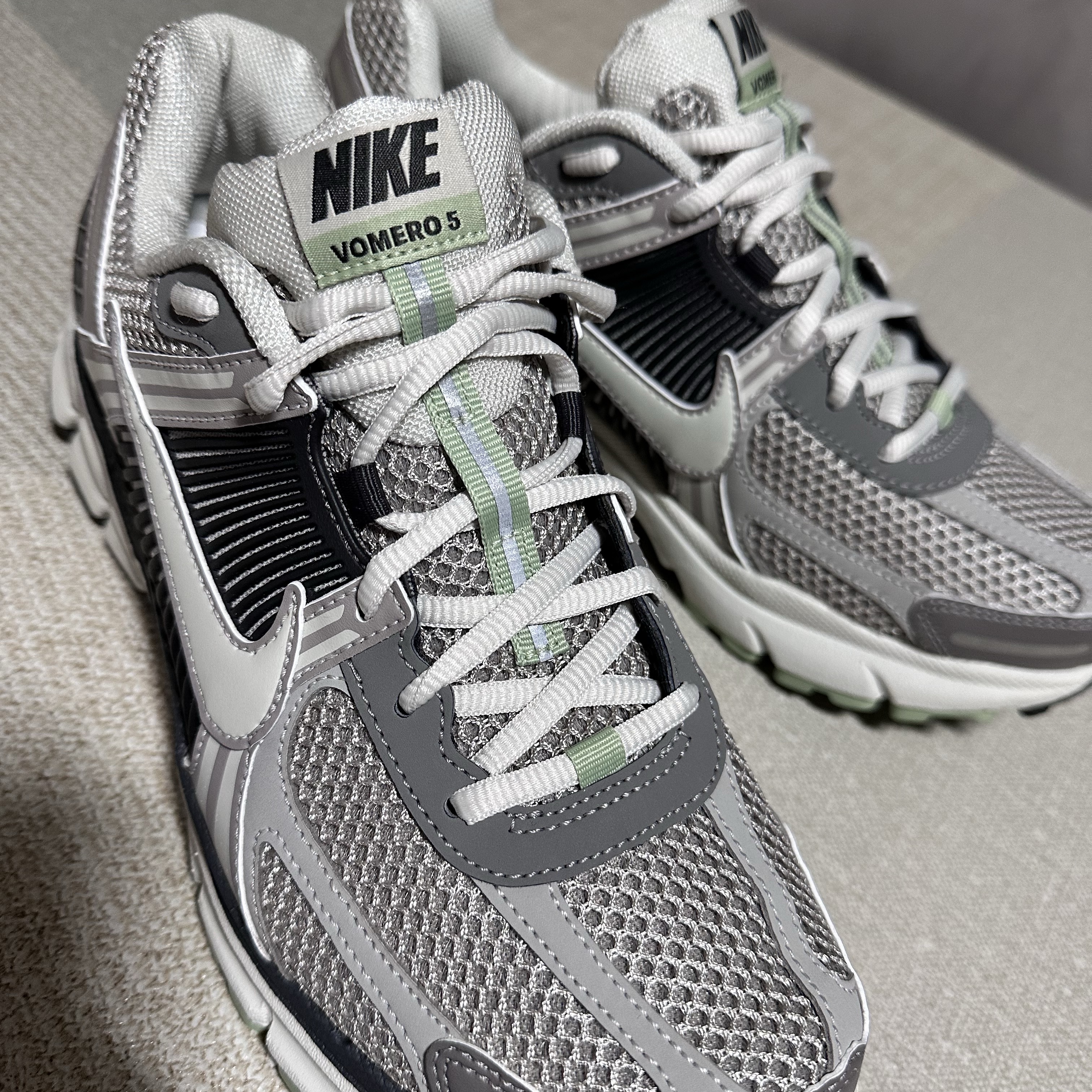 (W) Nike Zoom Vomero 5 Cobblestone and Flat Pewter 착용 스타일 - 2