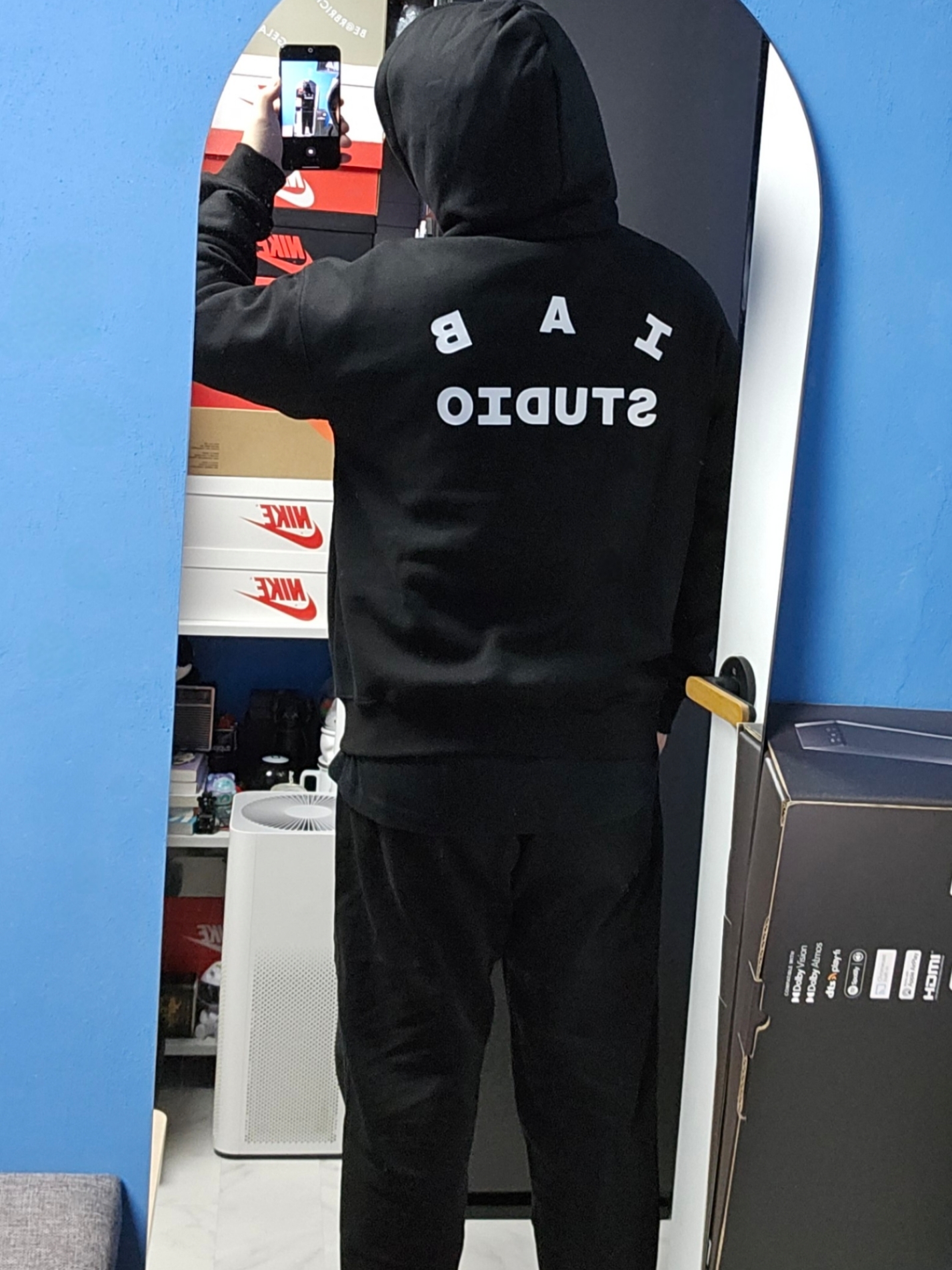 IAB Studio Hoodie Black 착용 스타일 - 1