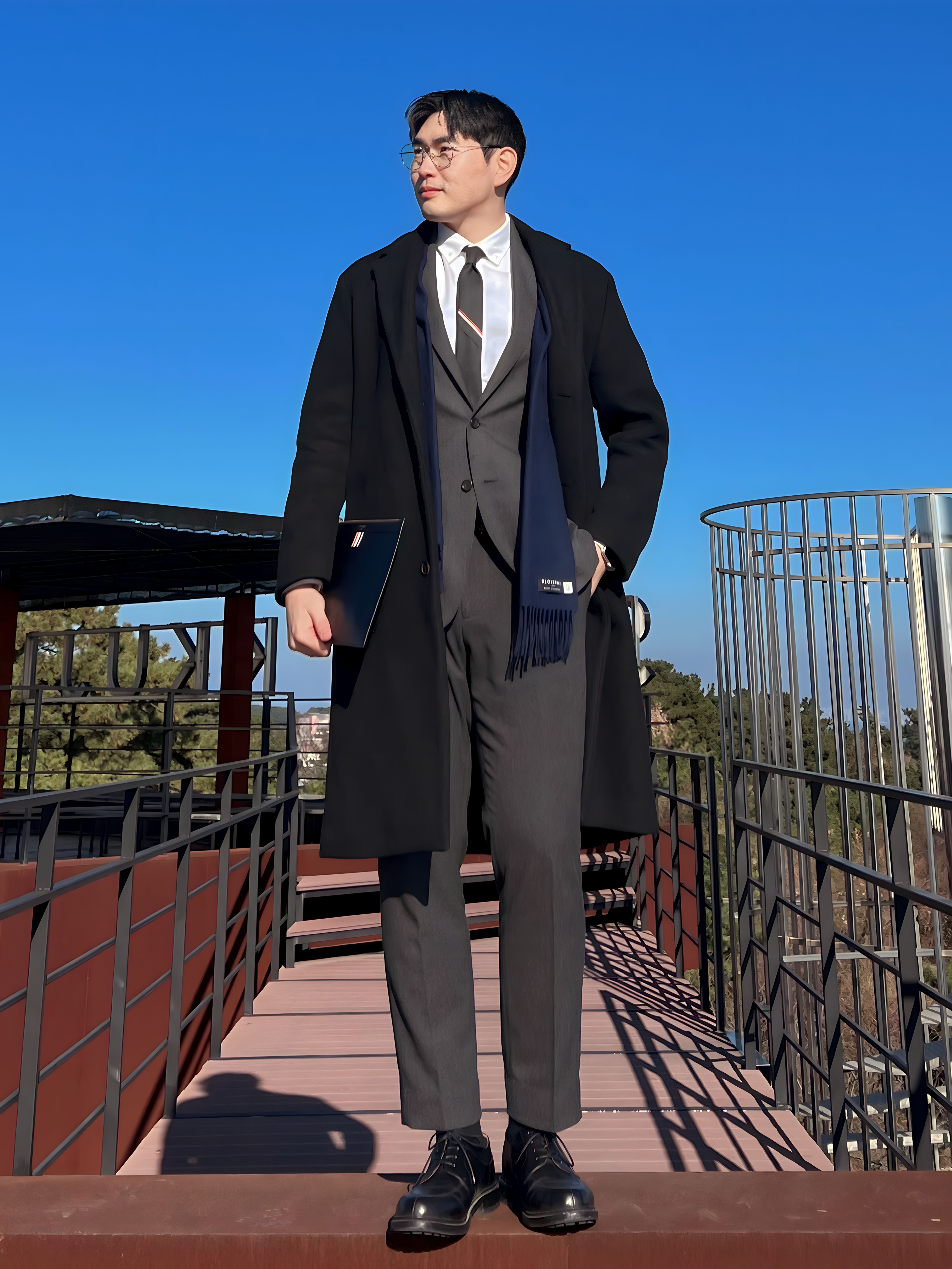 Thom Browne Engineered Stripe Necktie in Wool Dark Grey, Thom Browne Vachetta Leather Small Document Holder Navy 착용 스타일 - 3