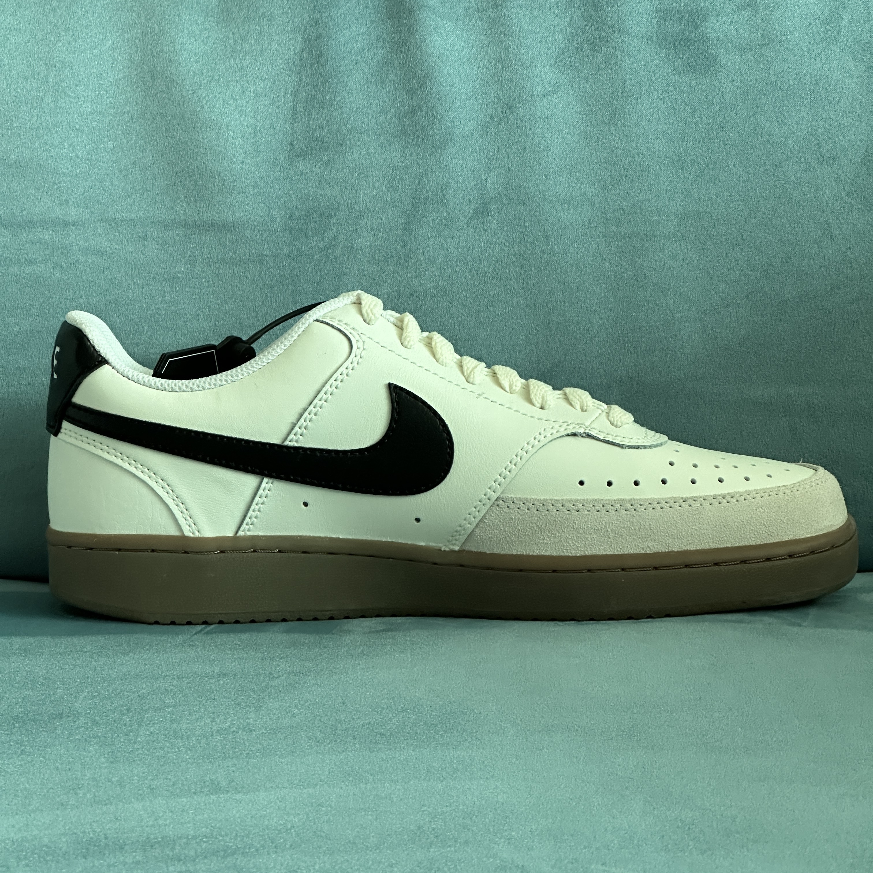 Nike Court Vision Low Sail Light Orewood Brown 착용 스타일 - 2
