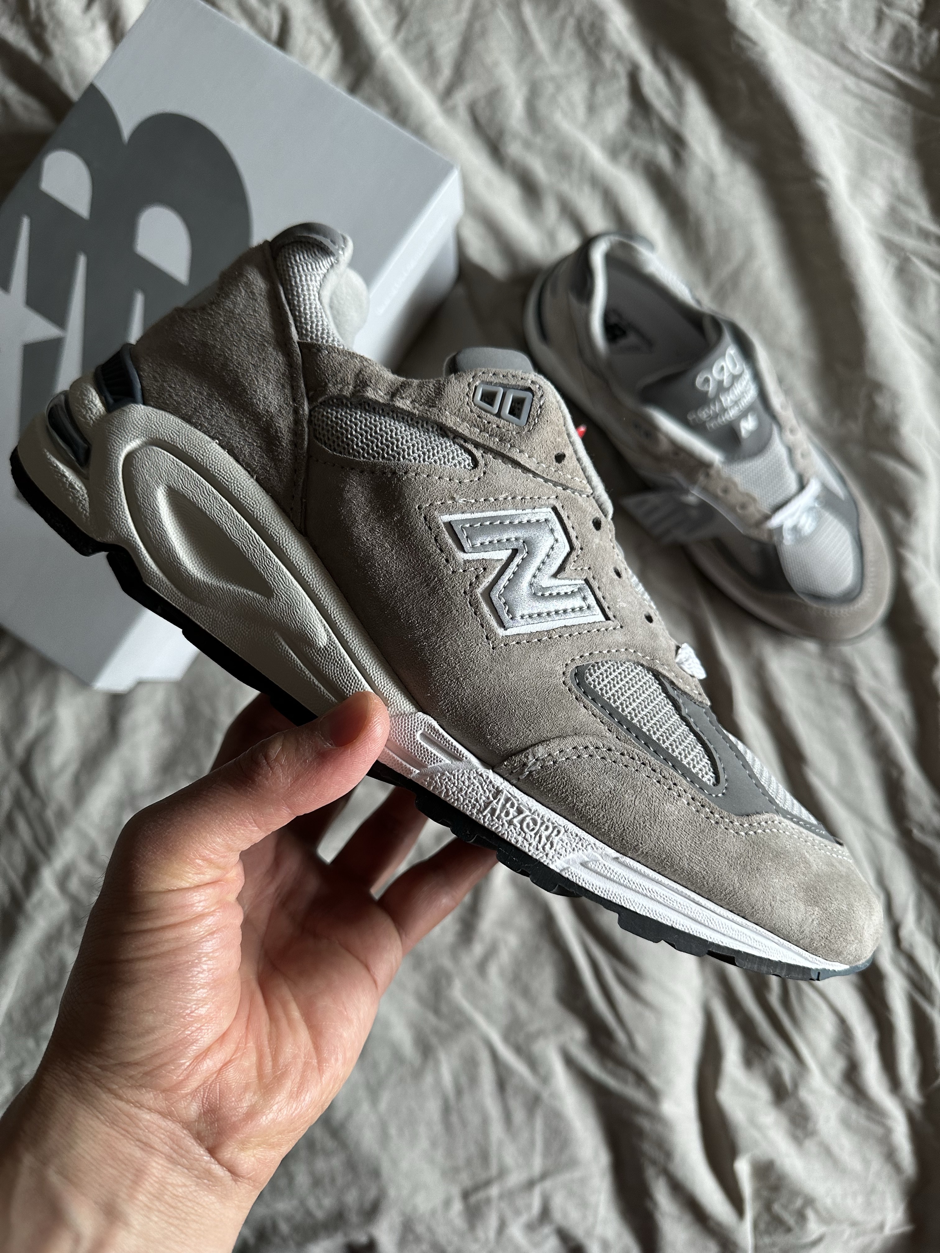 New Balance 990v2 Made in USA Grey 착용 스타일 - 2