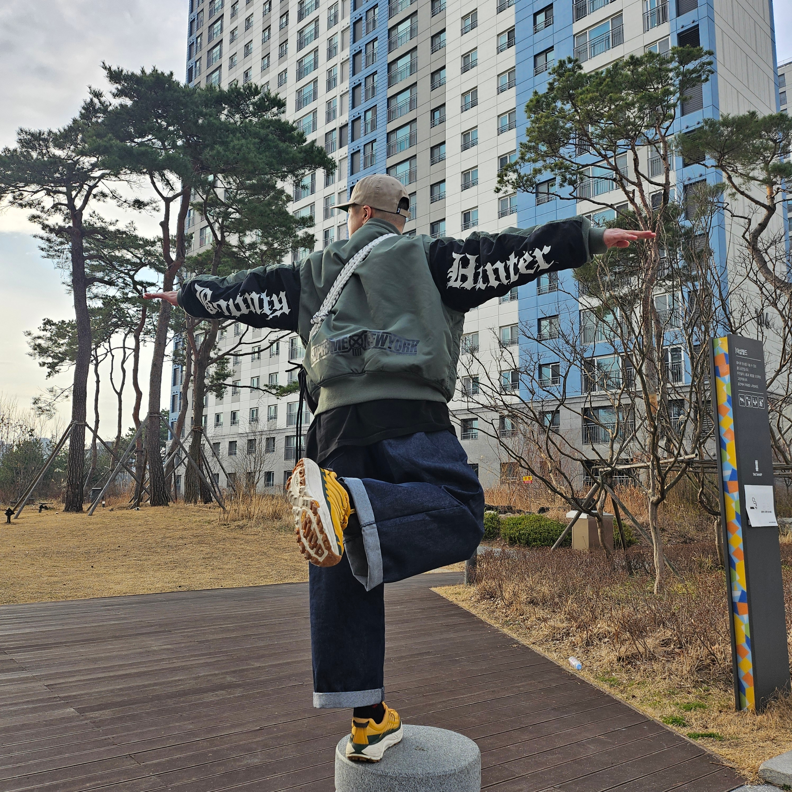 Stussy Basic Strapback Cap Khaki, Supreme x Bounty Hunter MA-1 Jacket Olive - 23FW 착용 스타일 - 2