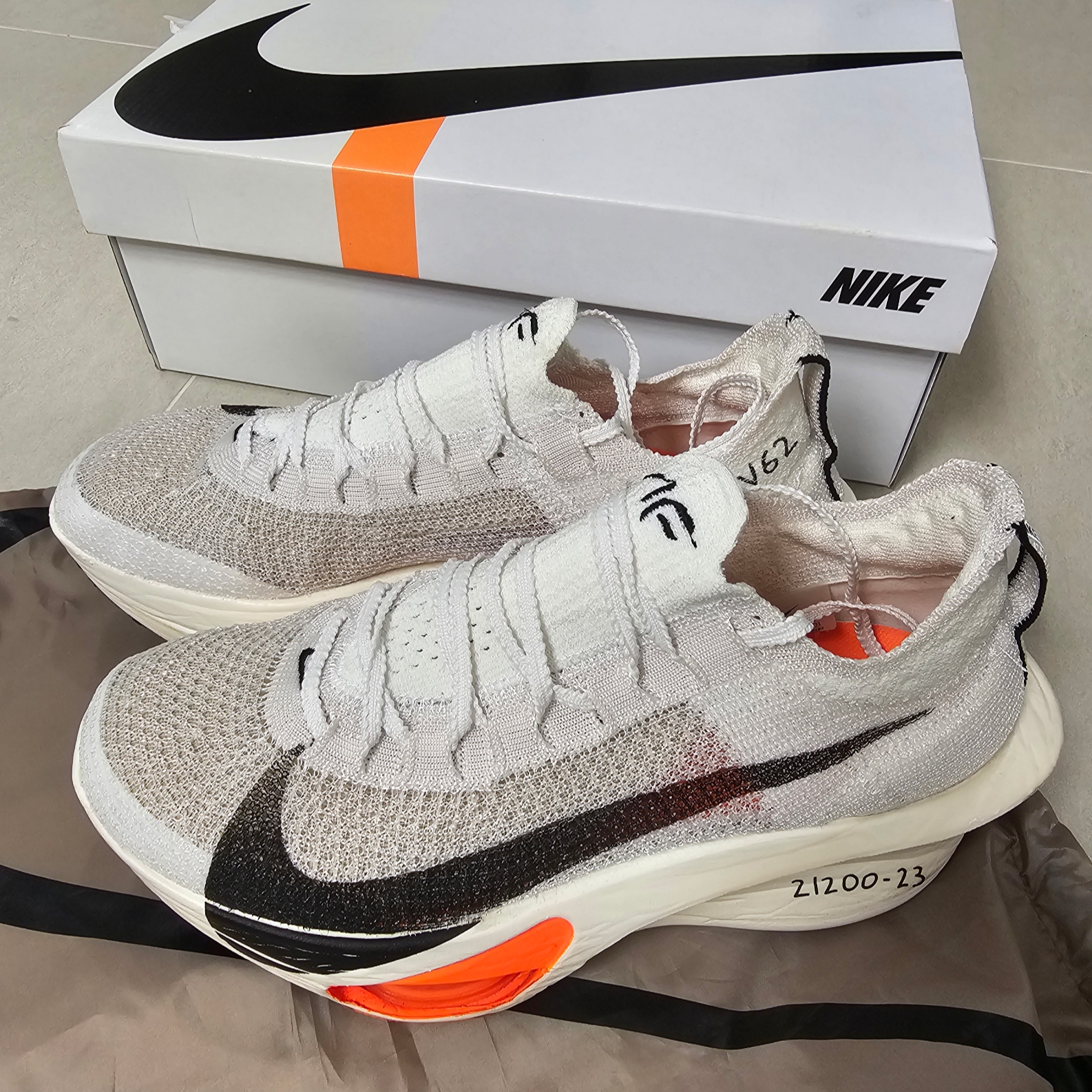 (W) Nike Air Zoom Alphafly Next% 3 Proto White Total Orange 착용 스타일 - 1