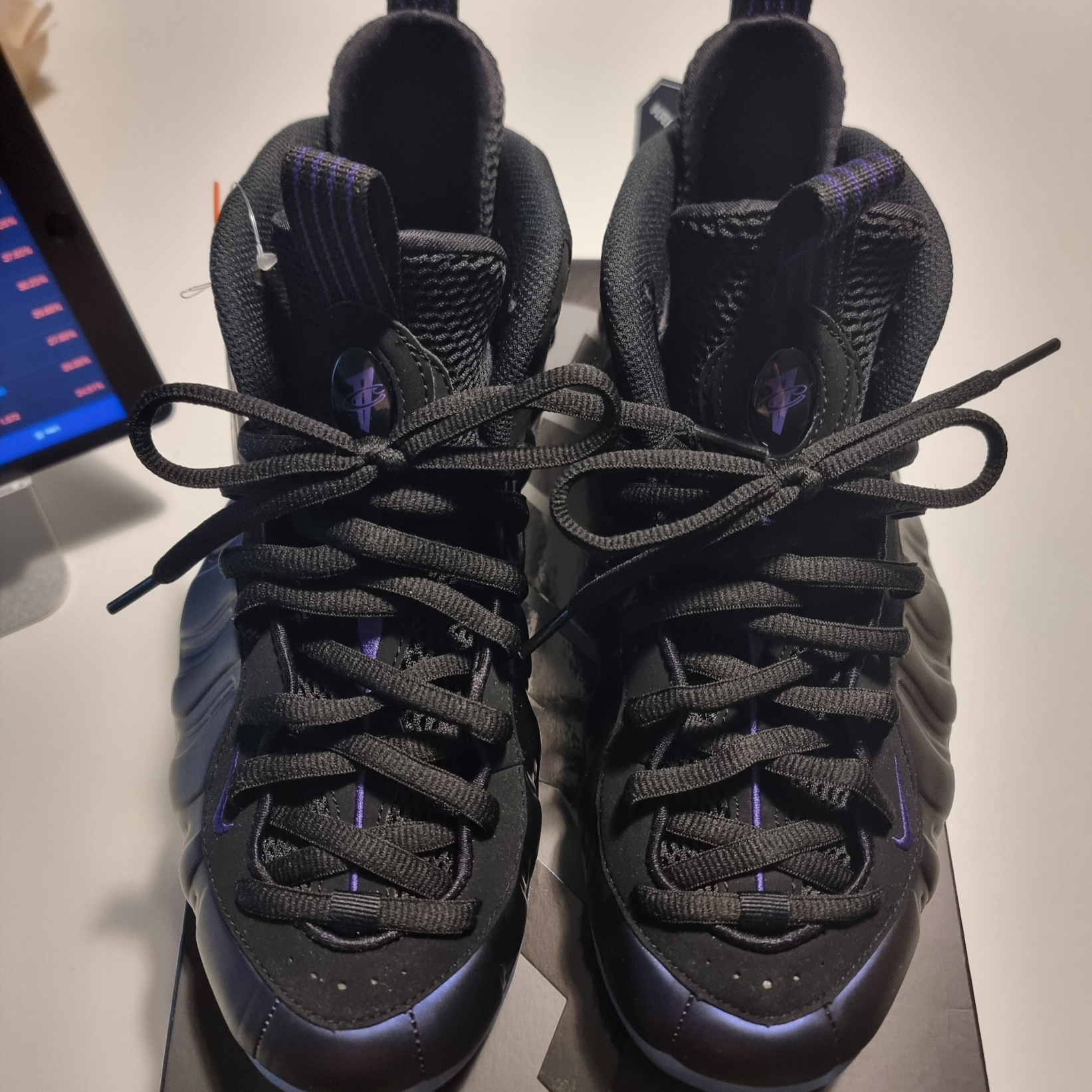 Nike Air Foamposite One Black Varsity Purple 착용 스타일 - 3