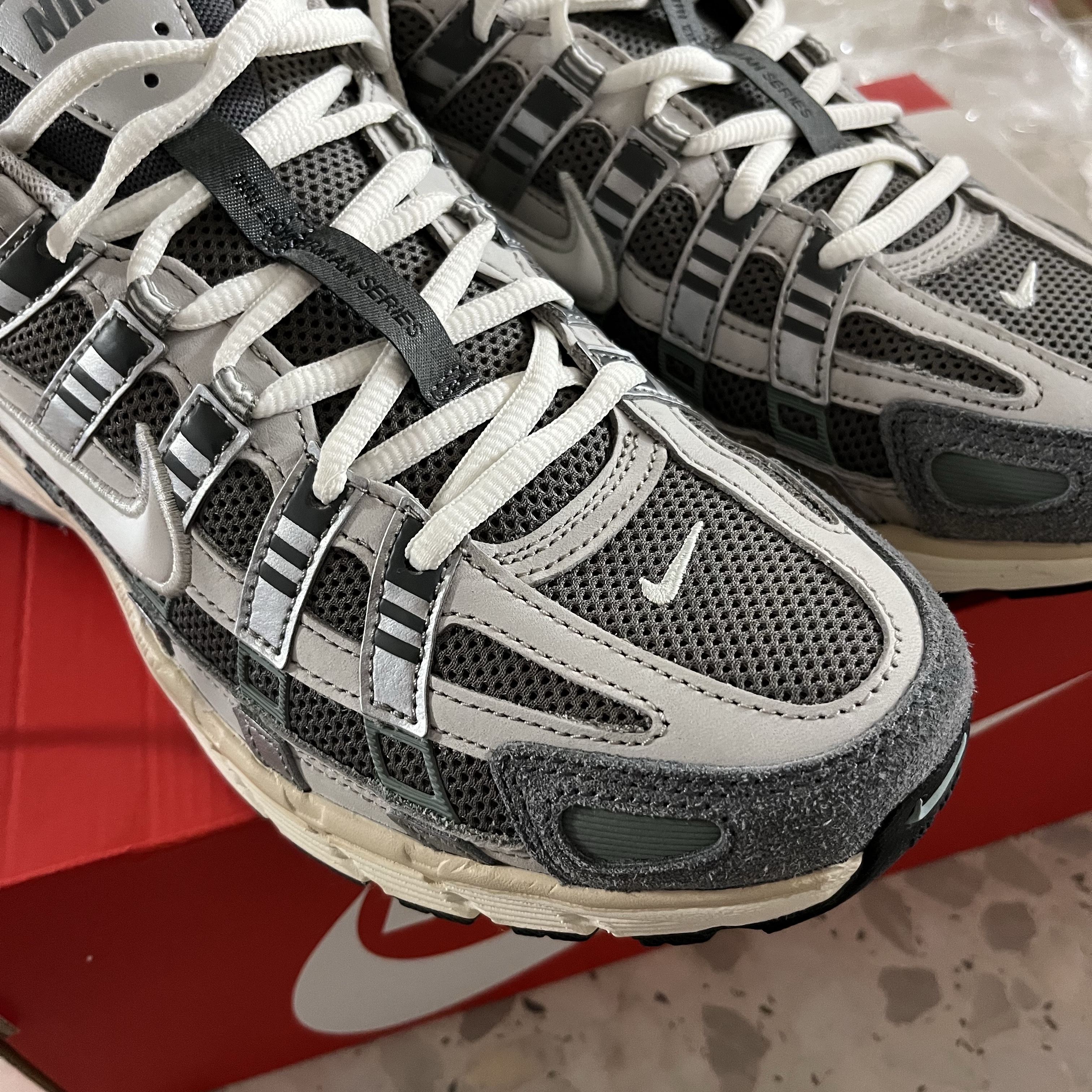 Nike P-6000 Flat Pewter Light Iron Ore 착용 스타일
