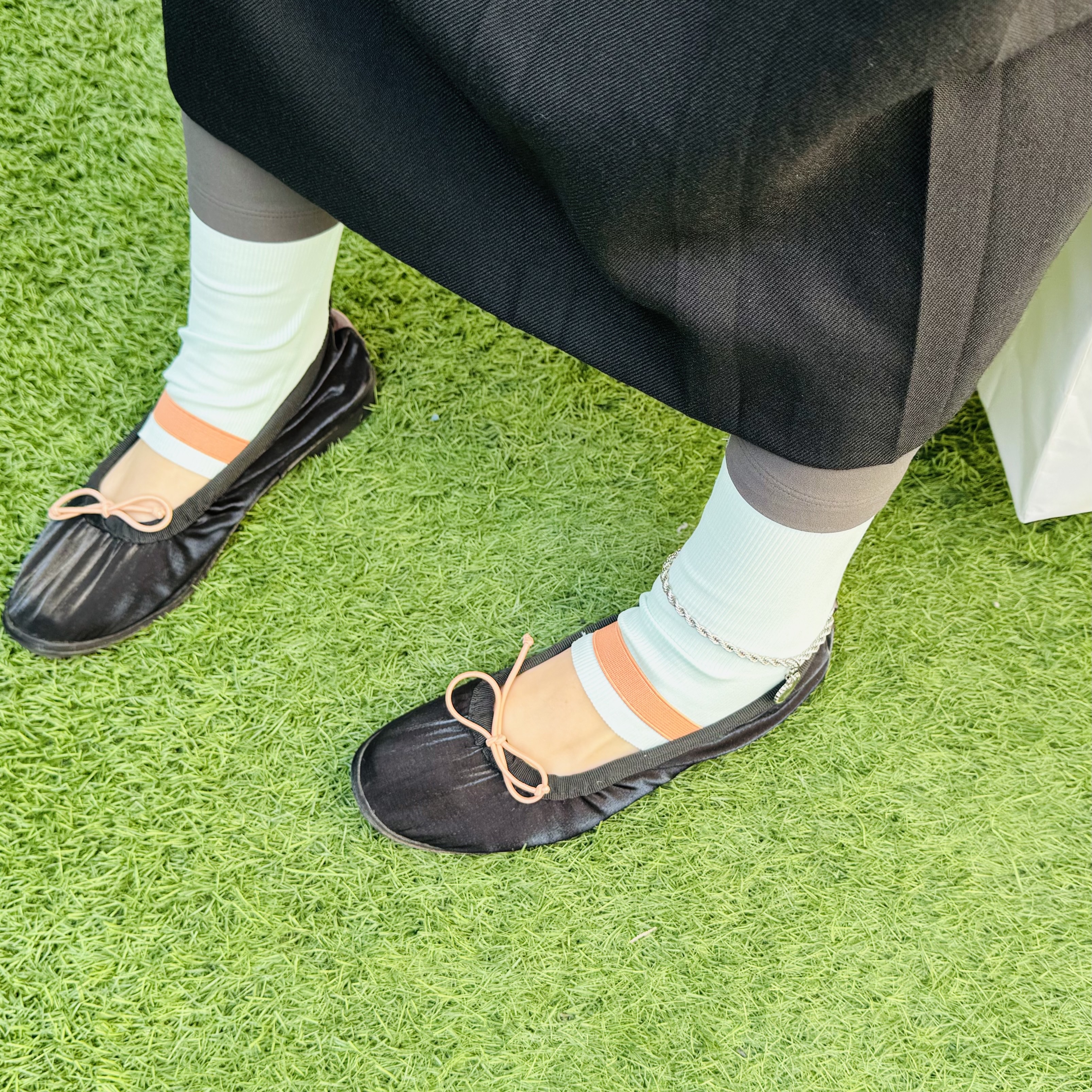 (W) Rockfishweatherwear x Sinoon Wisley Scrunch Flat Black 착용 스타일 - 2