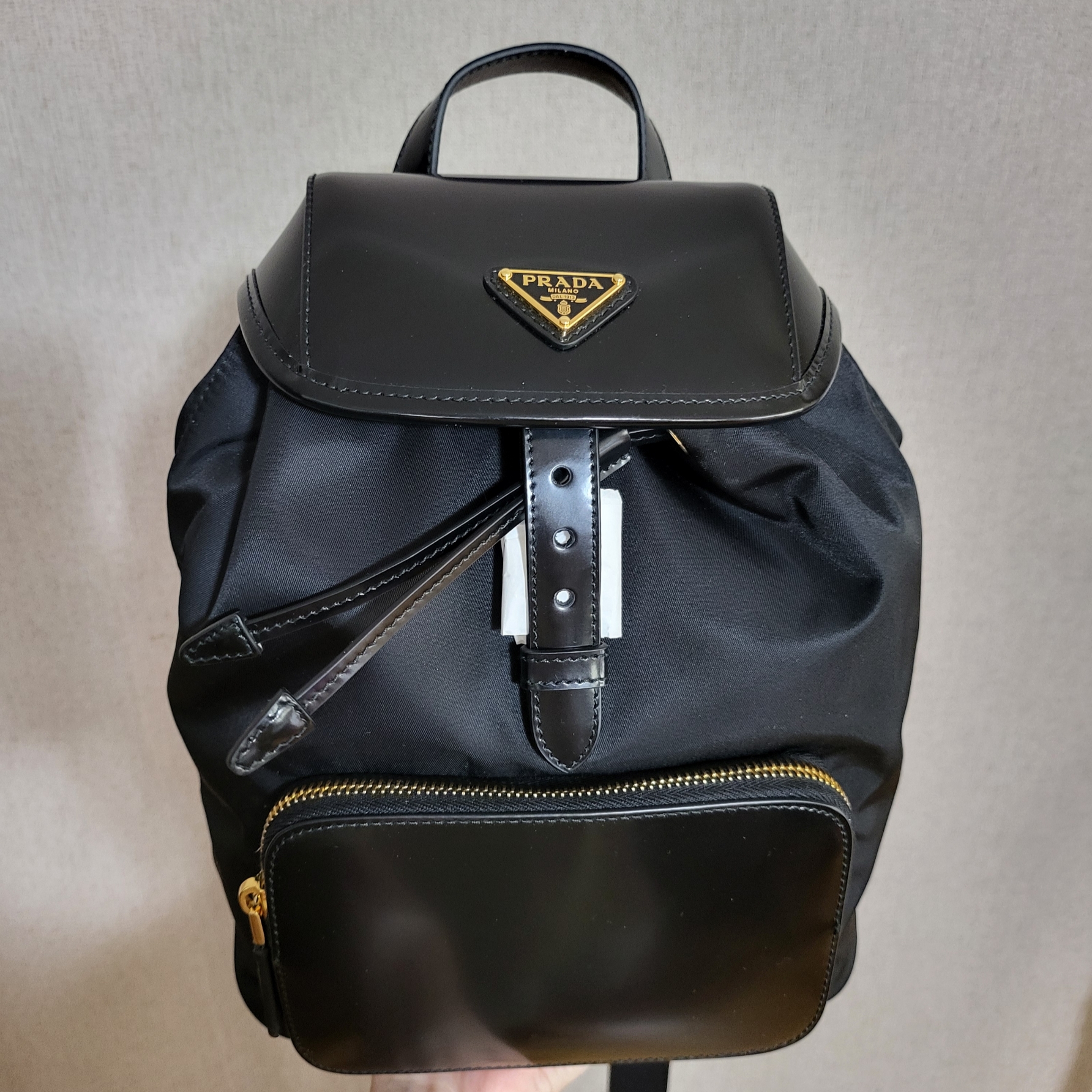 Prada Re-Nylon Brushed Leather Backpack Black 착용 스타일