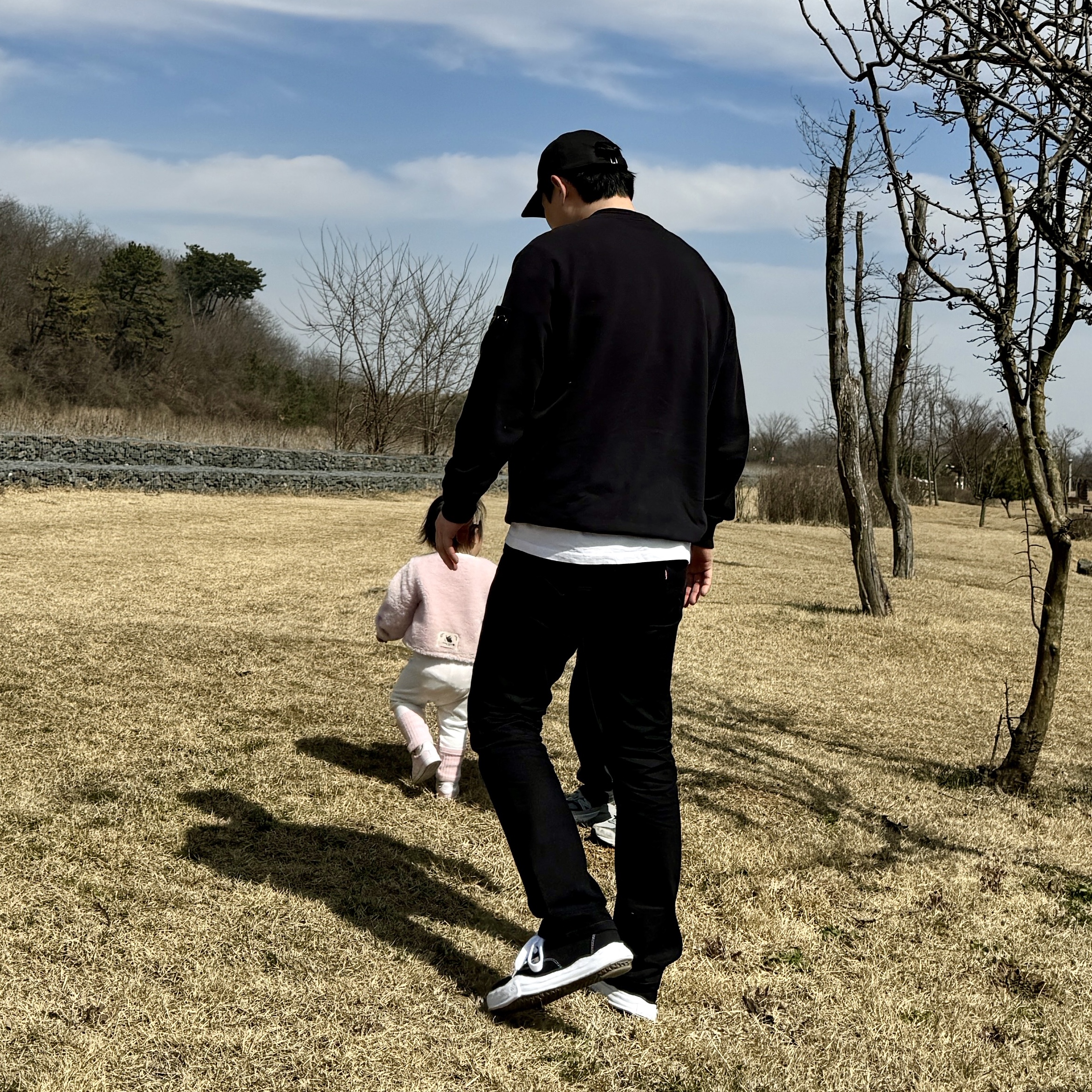 Maison Mihara Yasuhiro Baker OG Sole Canvas Low Cut Sneakers Black, Stone Island 524D8 Ribbed Soft Cotton Mock Neck Knit Black - 24SS 착용 스타일 - 1