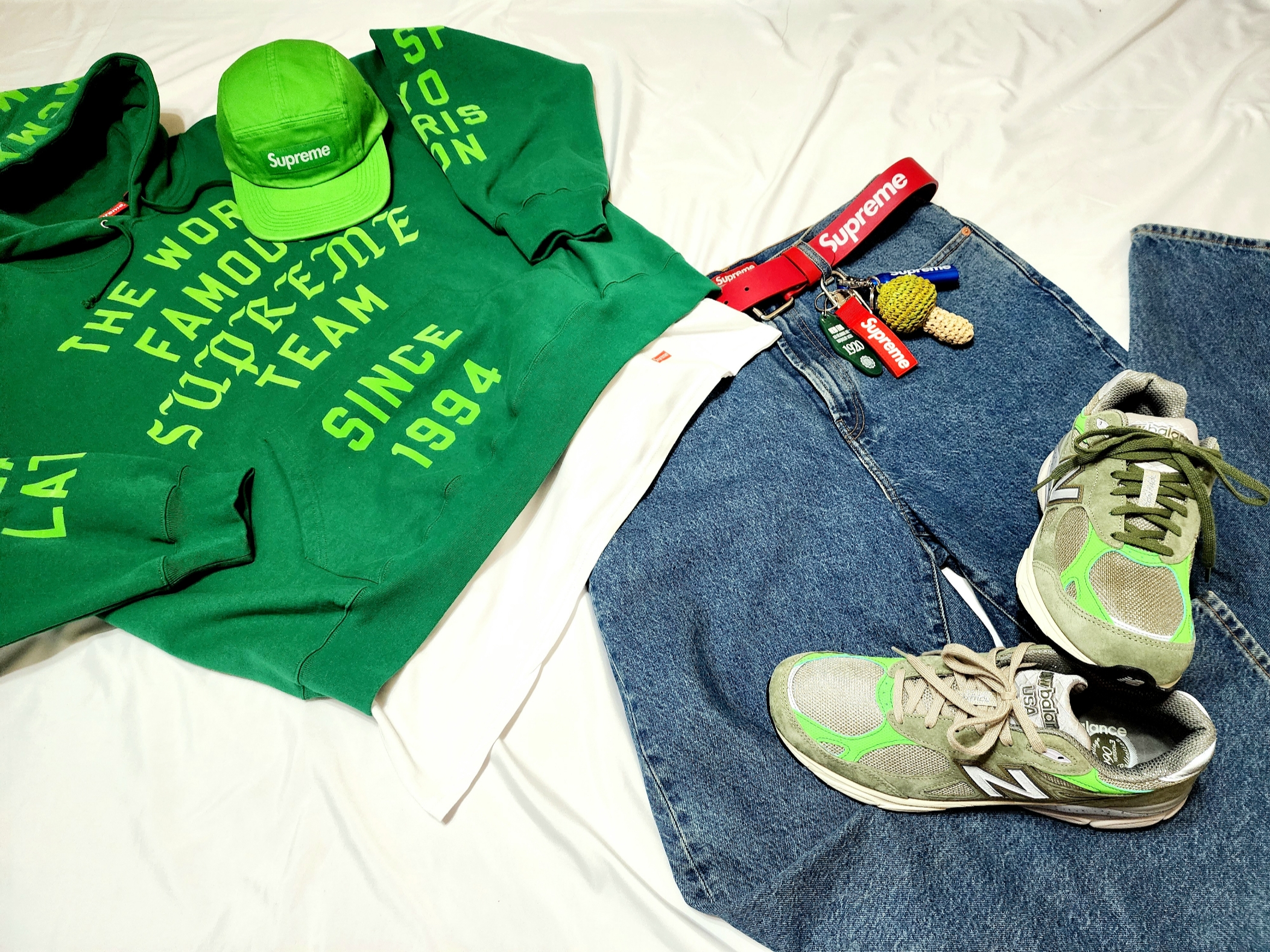 Supreme Team Flocked Hooded Sweatshirt Green - 23SS, Supreme Washed Chino Twill Camp Cap Green - 24SS 착용 스타일 - 4