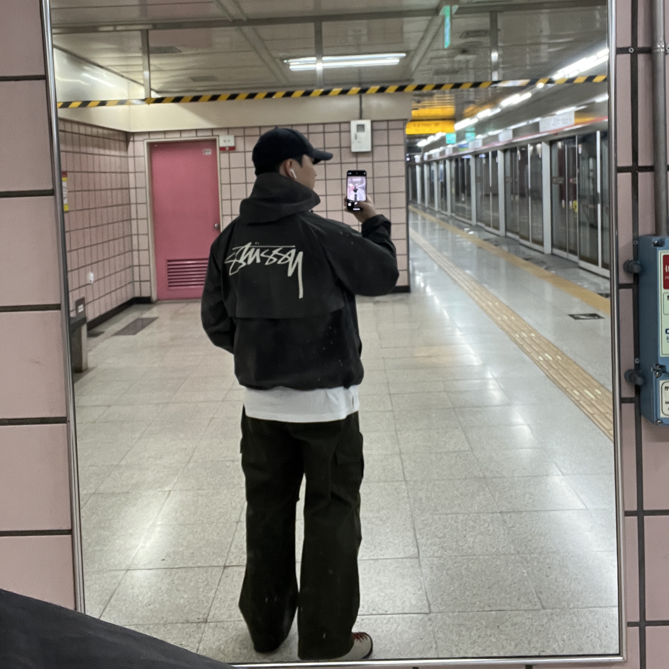 Stussy Wave Dye Beach Shell Jacket Black, Keen Jasper Suede Sneakers Silver Mink 착용 스타일 - 2