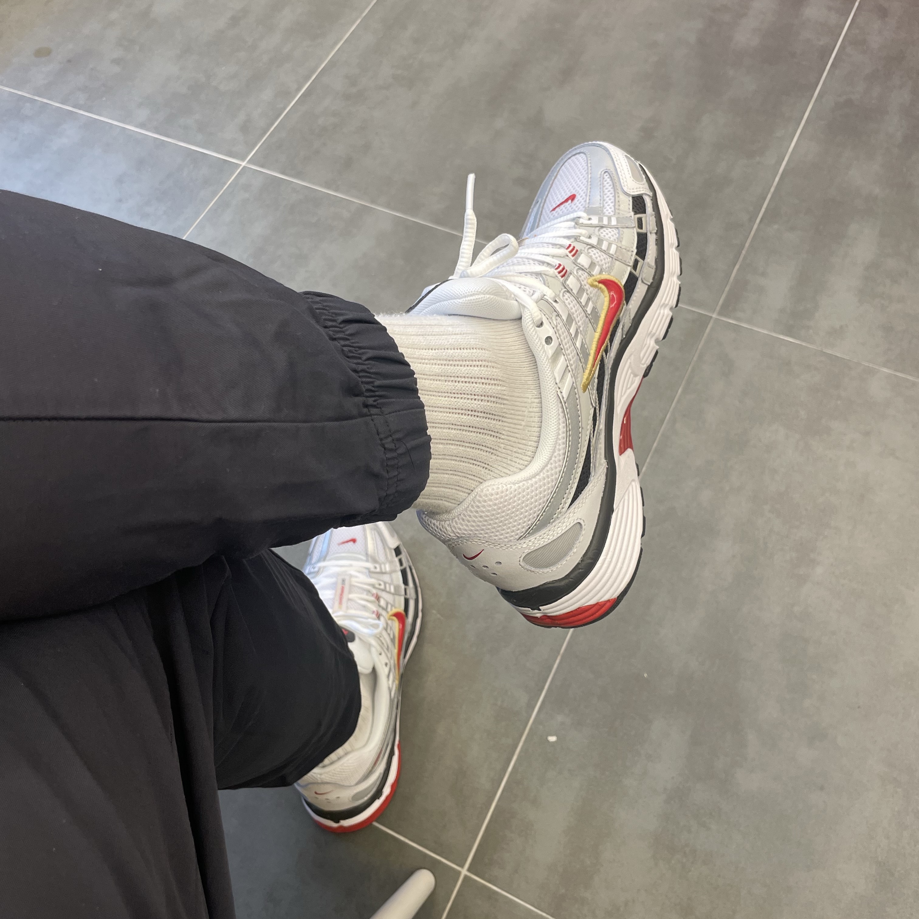 Nike P-6000 White Varsity Red 착용 스타일 - 2
