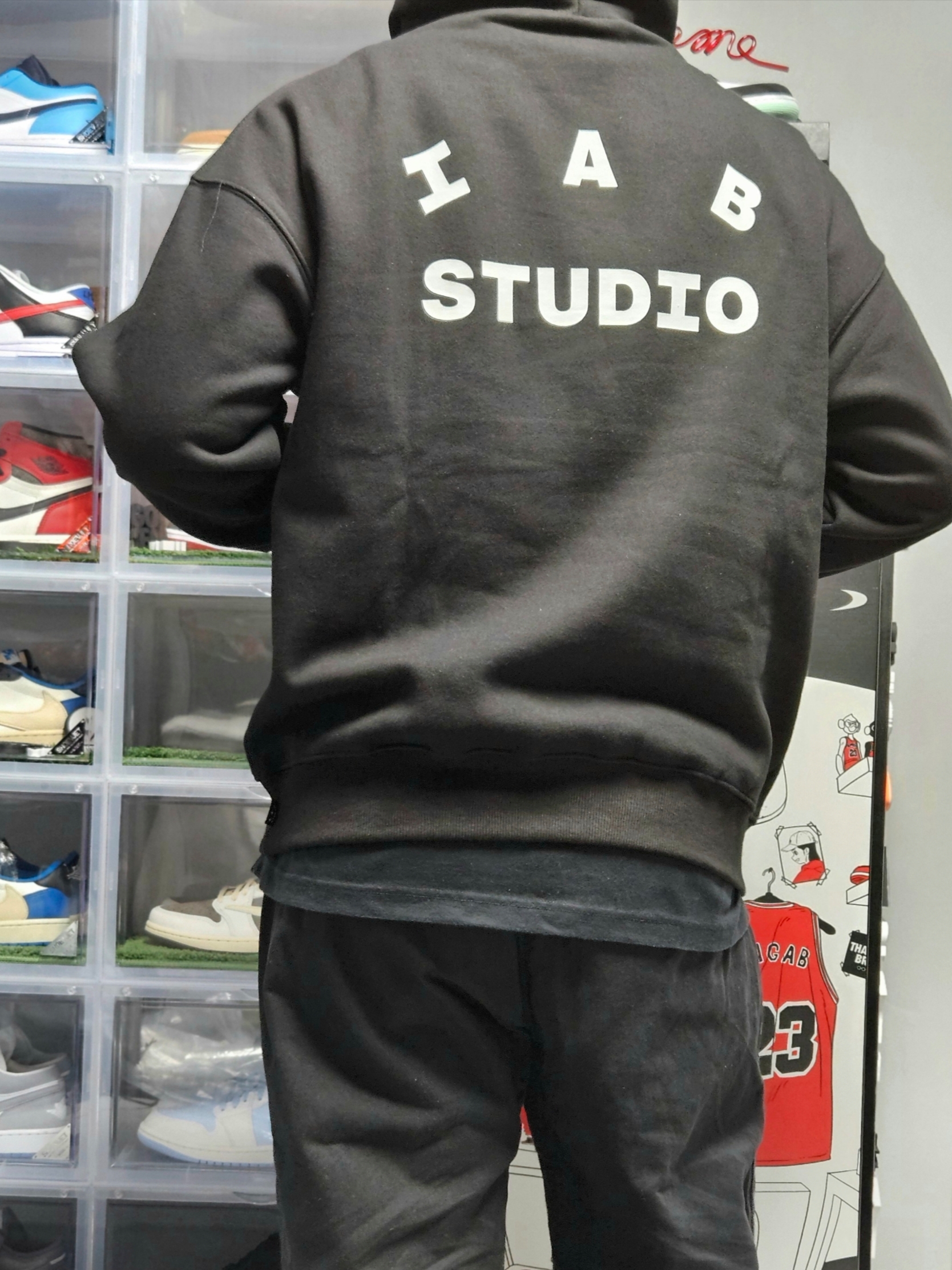 IAB Studio Hoodie Black 착용 스타일 - 3