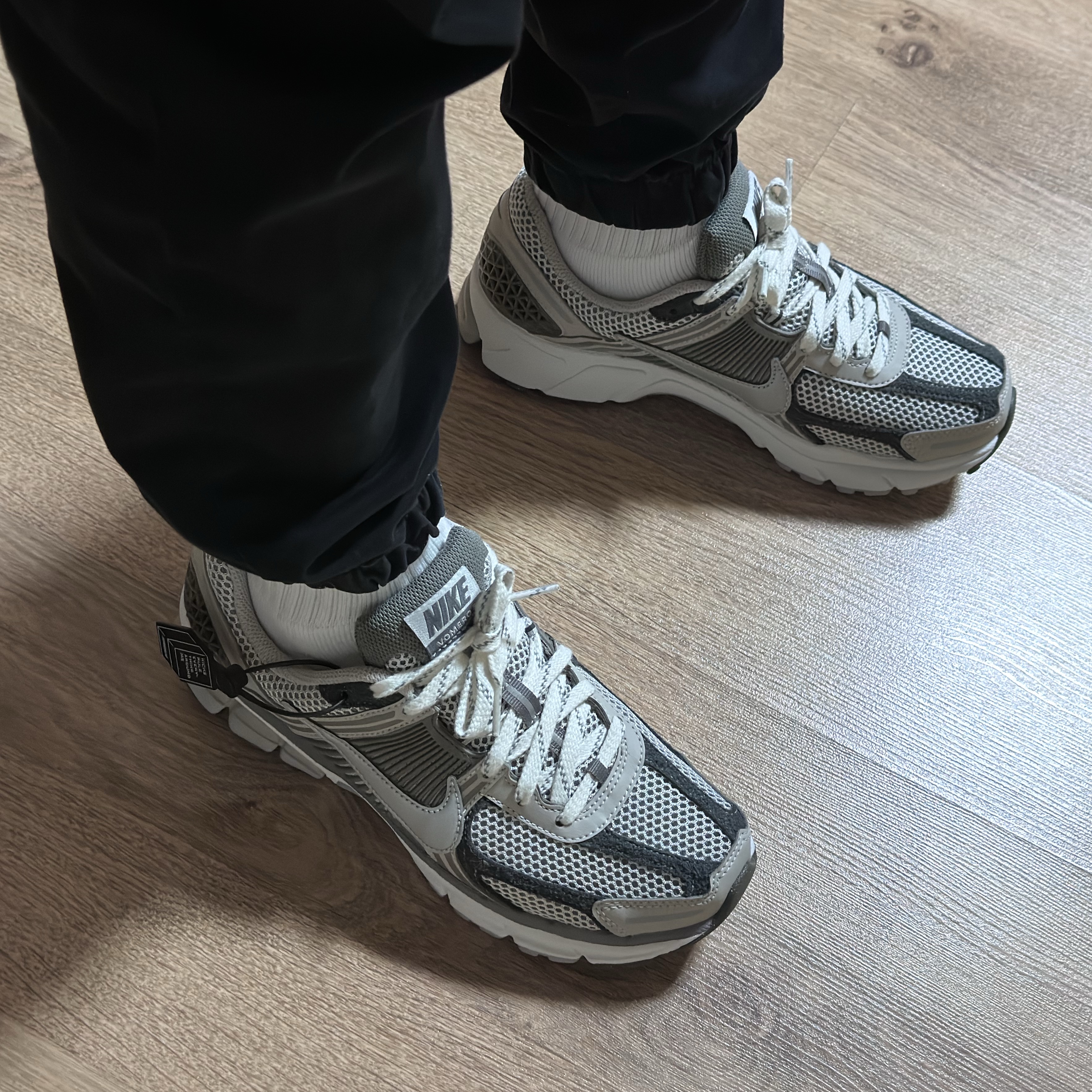 Nike Zoom Vomero 5 PRM Light Iron Ore and Flat Fewter 착용 스타일