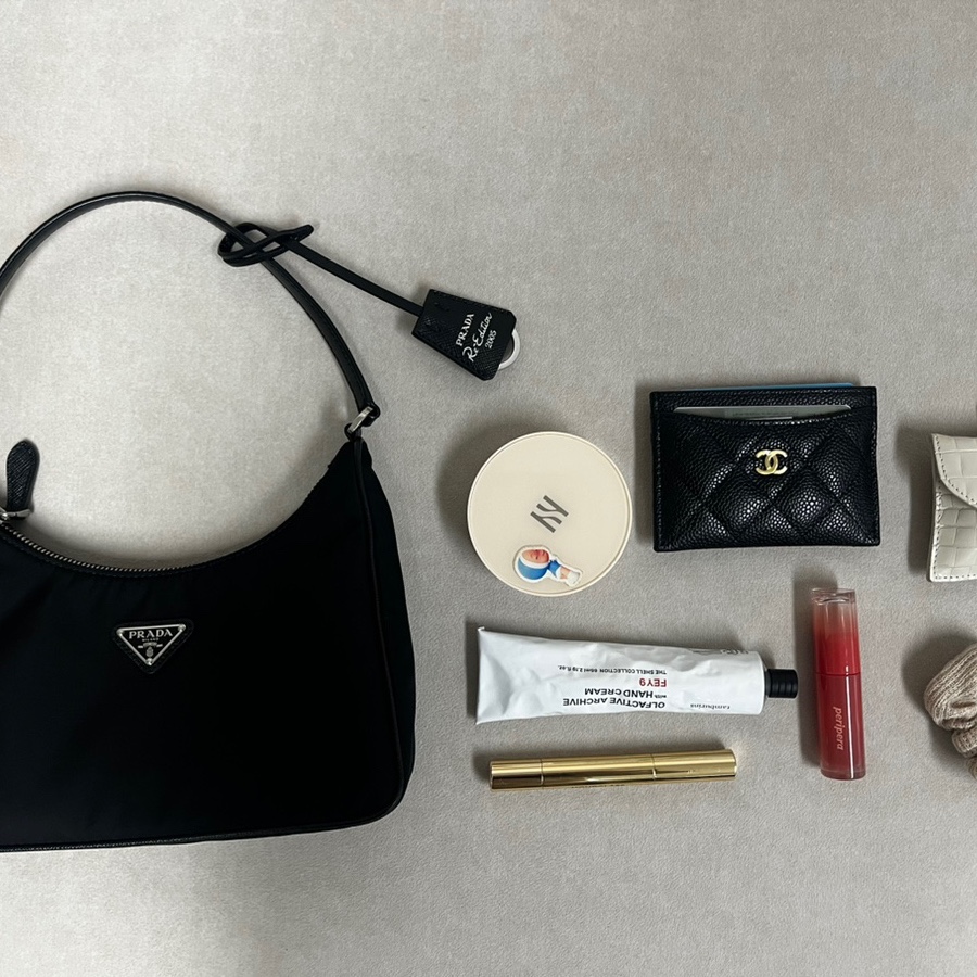 Chanel Classic Card Holder Grained Calfskin & Gold Black 착용 스타일