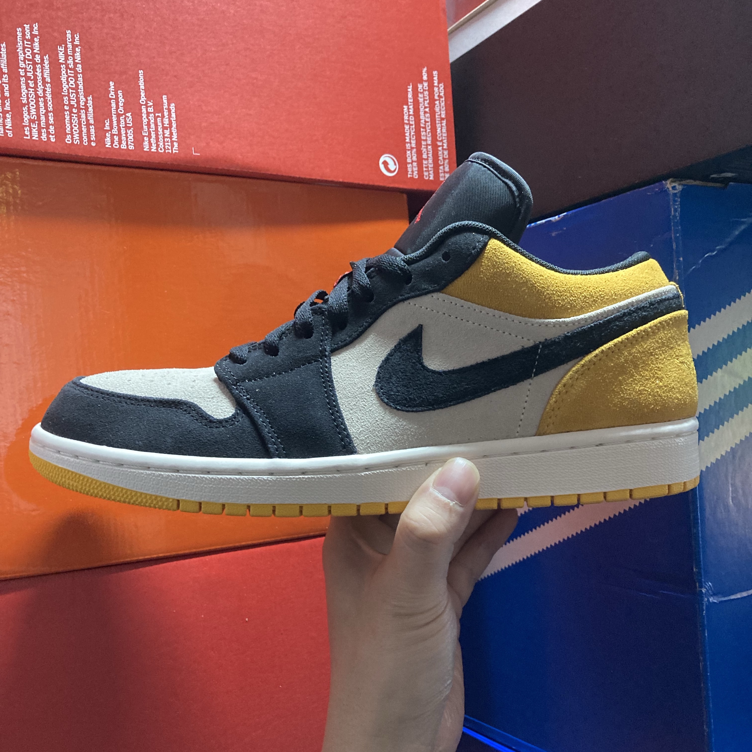 Jordan 1 Low Sail University Gold Black 착용 스타일