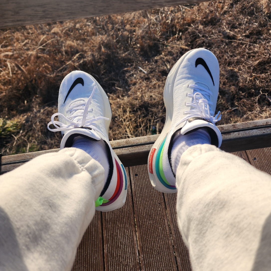 Nike Invincible 3 SE White Lime Blast 착용 스타일