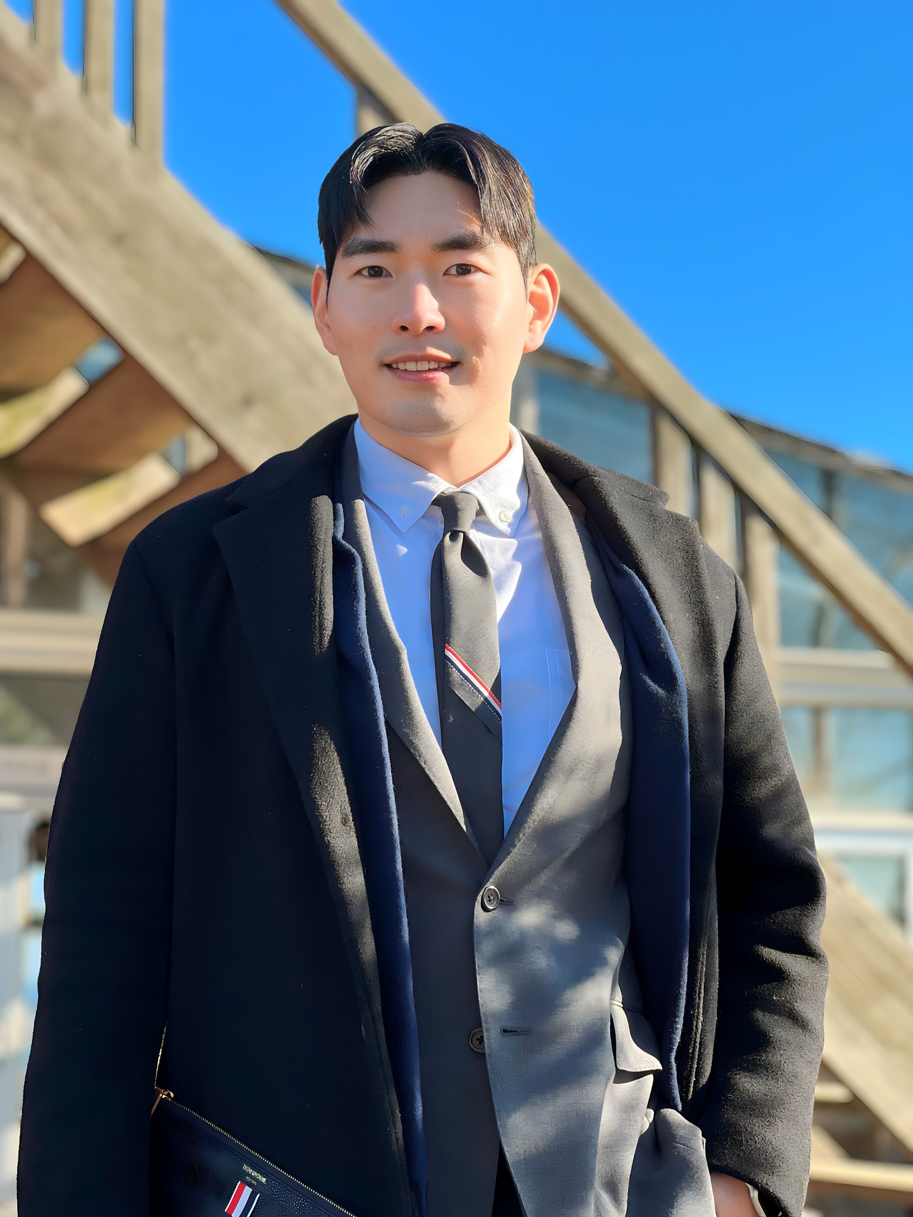 Thom Browne Engineered Stripe Necktie in Wool Dark Grey, Thom Browne Vachetta Leather Small Document Holder Navy 착용 스타일 - 1