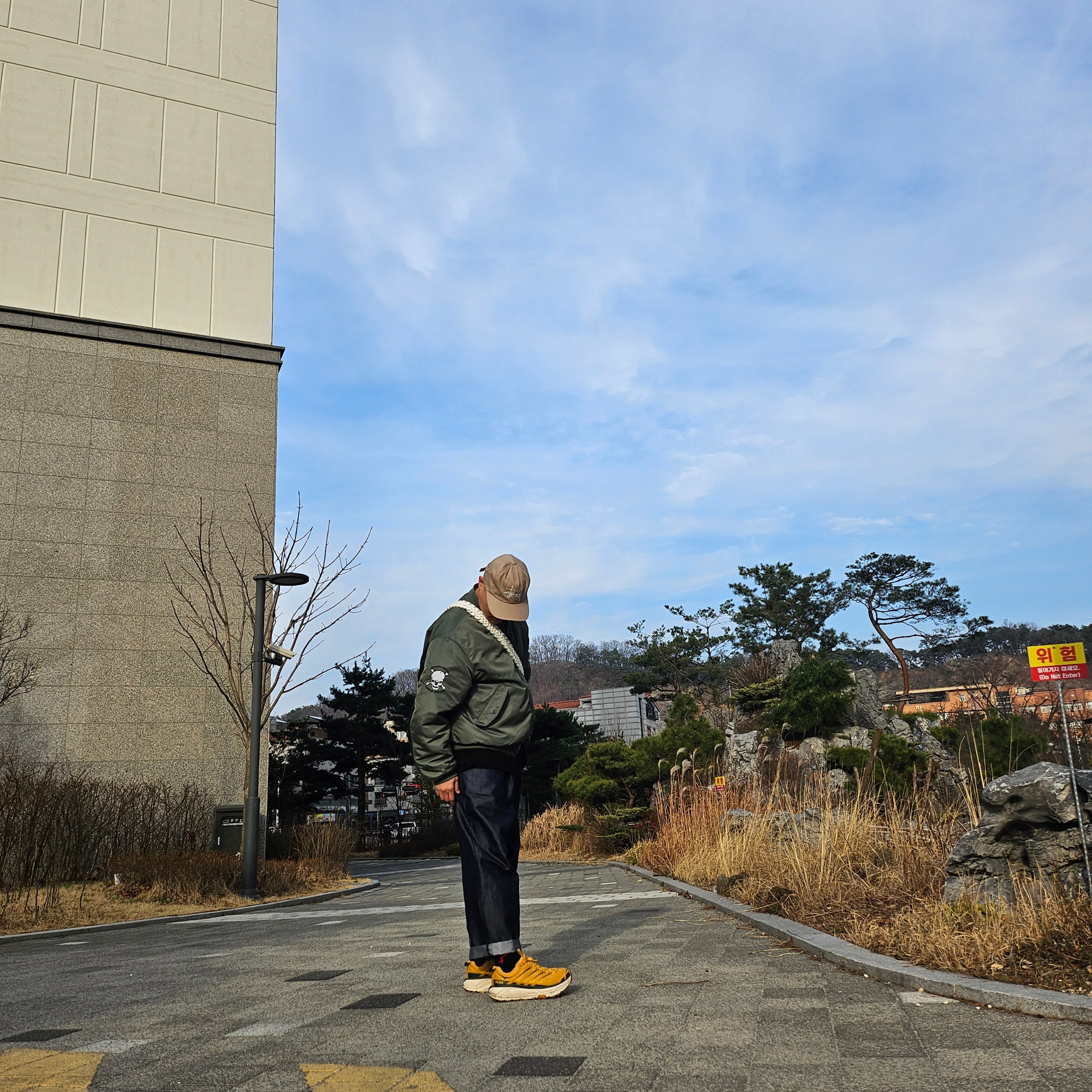 Stussy Basic Strapback Cap Khaki, Supreme x Bounty Hunter MA-1 Jacket Olive - 23FW 착용 스타일 - 4