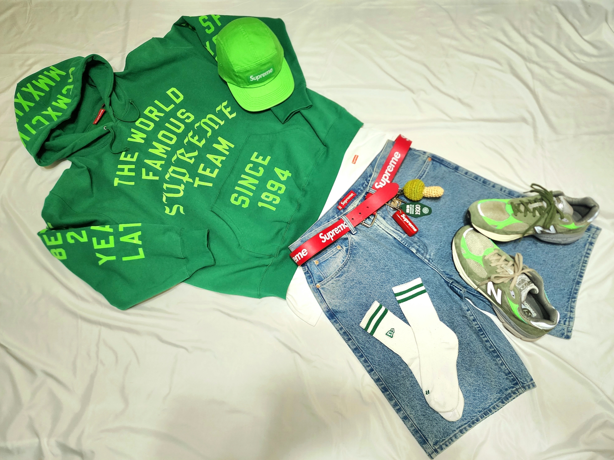 Supreme Team Flocked Hooded Sweatshirt Green - 23SS, Supreme Washed Chino Twill Camp Cap Green - 24SS 착용 스타일 - 1