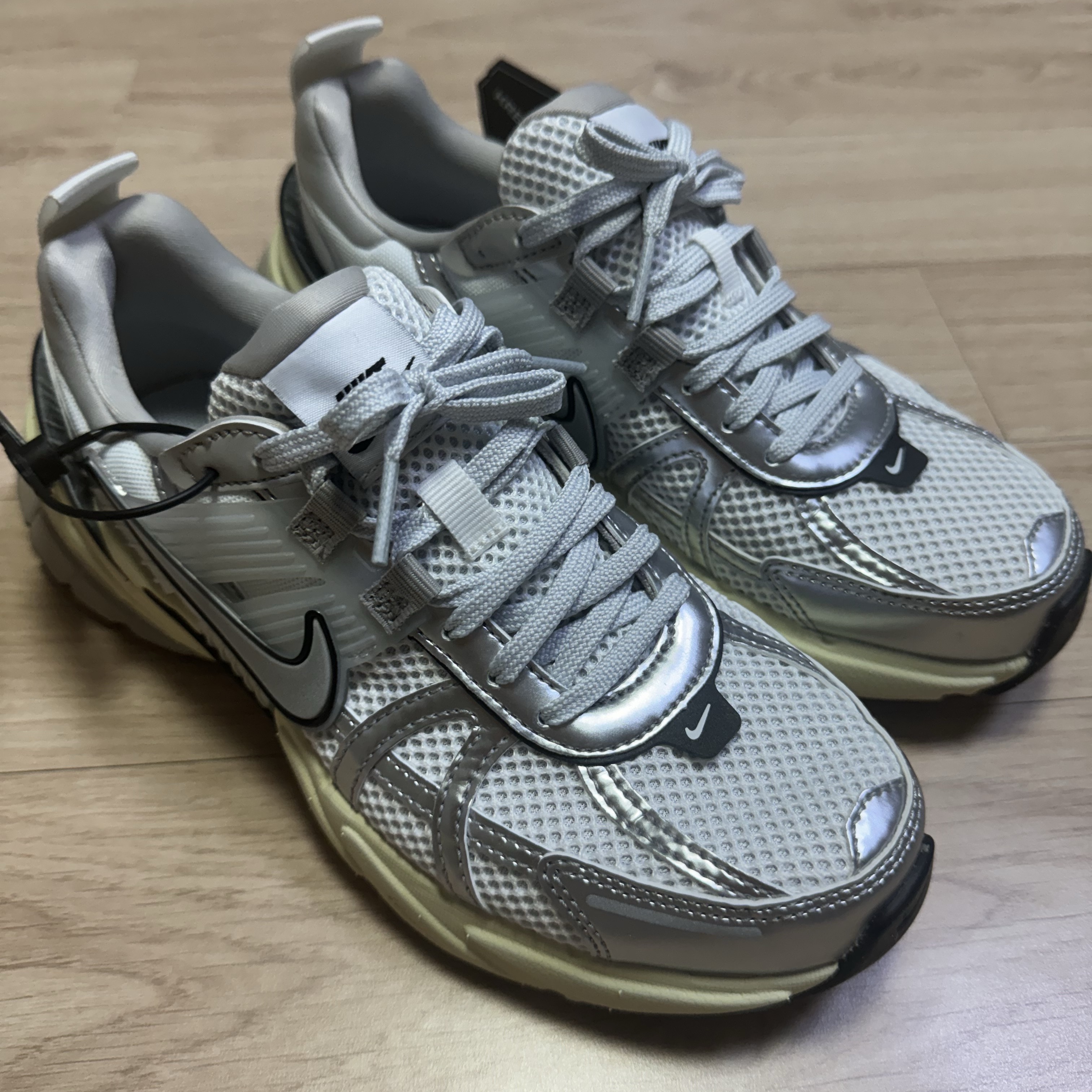 Nike V2K Run Summit White Metallic Silver 착용 스타일 - 1