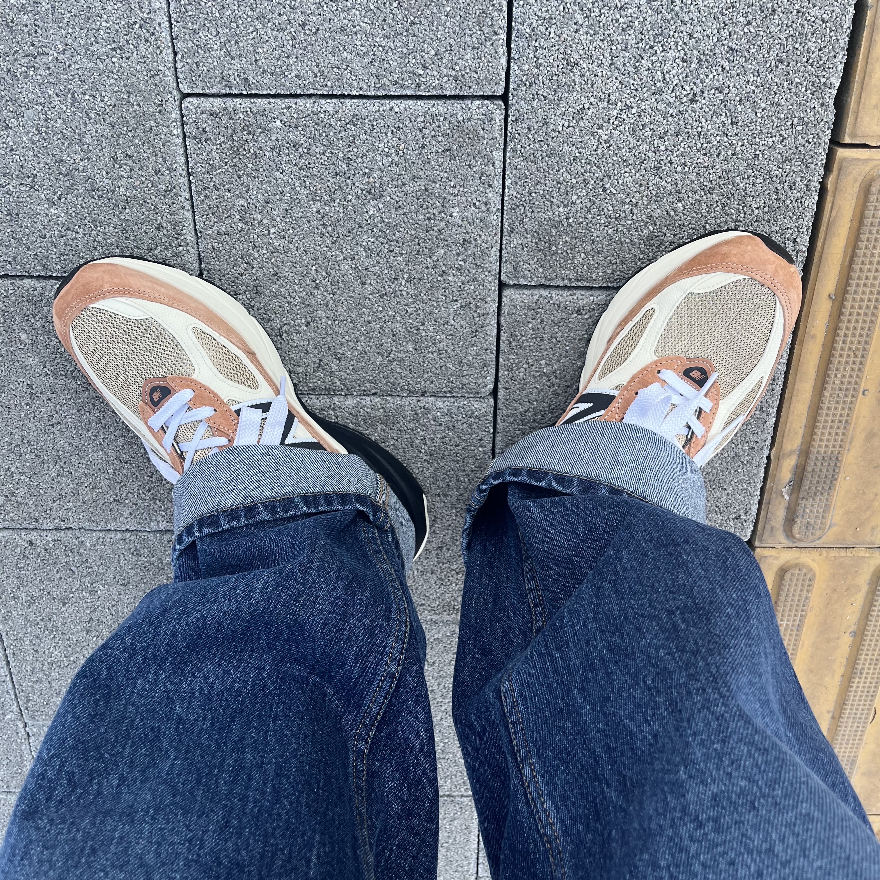 New Balance 990v6 Made in USA Sepia Incense 착용 스타일