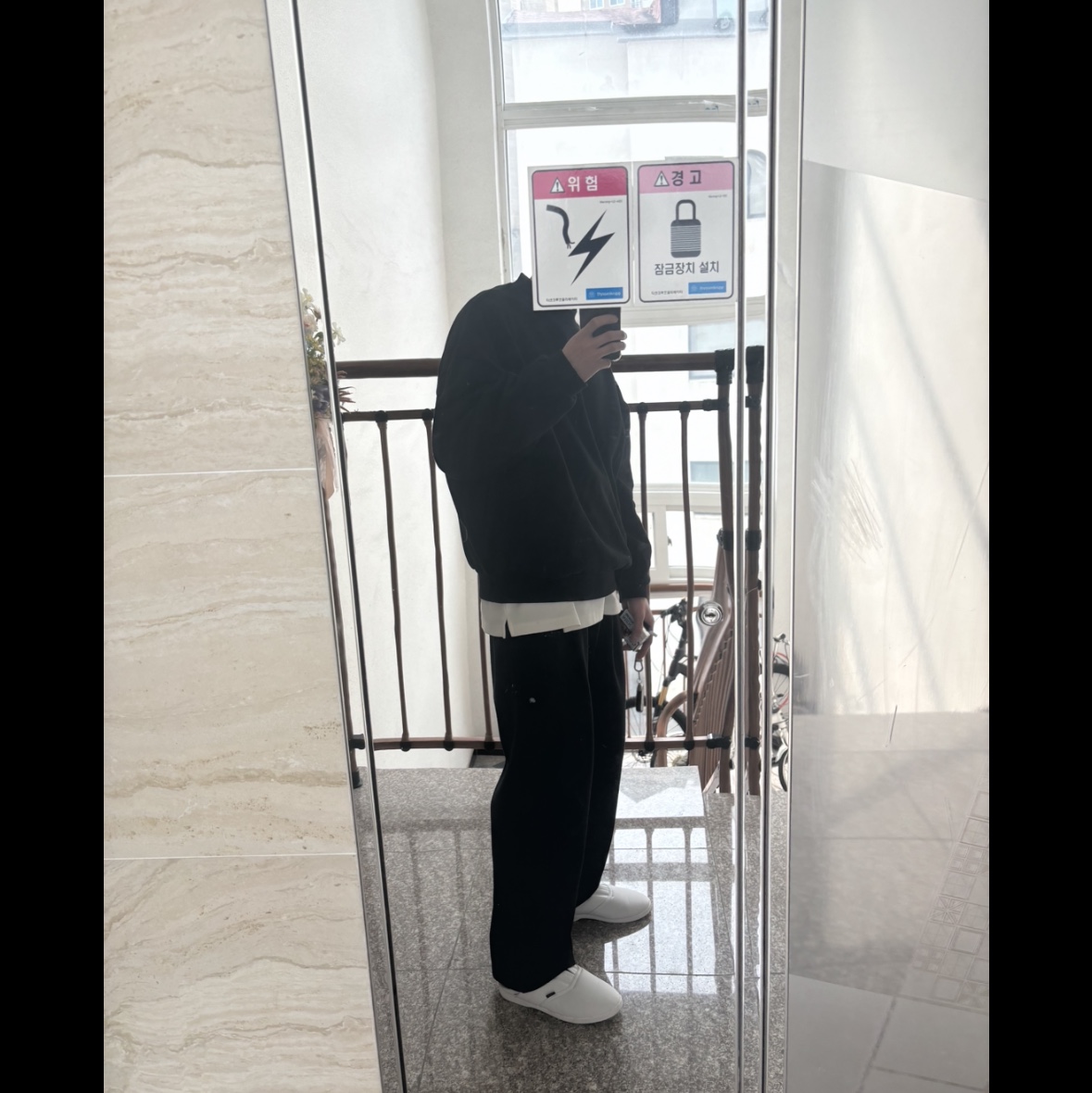 Essentials Crewneck Jet Black - 23FW 착용 스타일