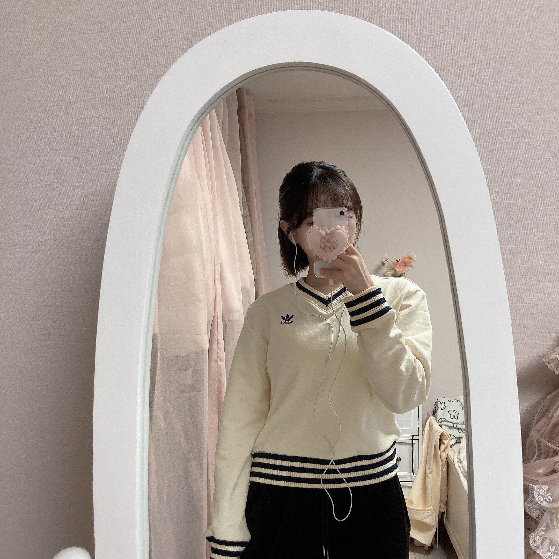 (W) Adidas x Sporty & Rich V-Neck Crew Sweatshirt Cream White - US Sizing 착용 스타일 - 3
