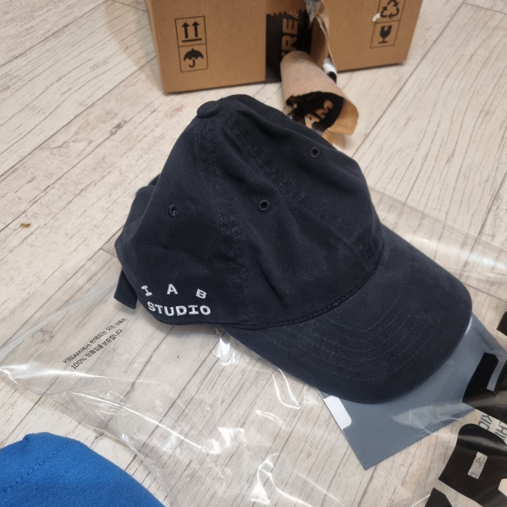 IAB Studio Cap Black 착용 스타일