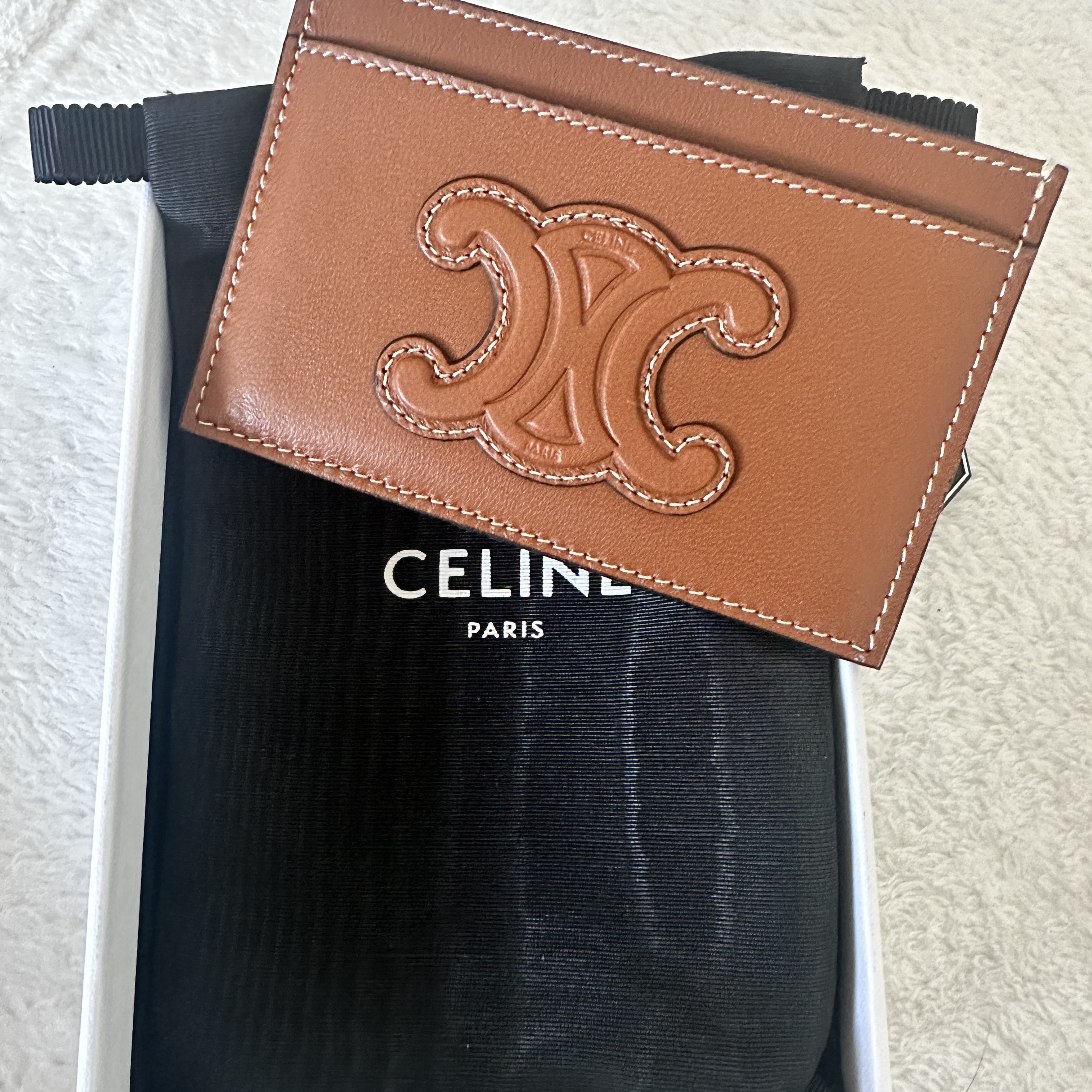 Celine Card Holder Cuir Triomphe in Smooth Lambskin Tan 착용 스타일