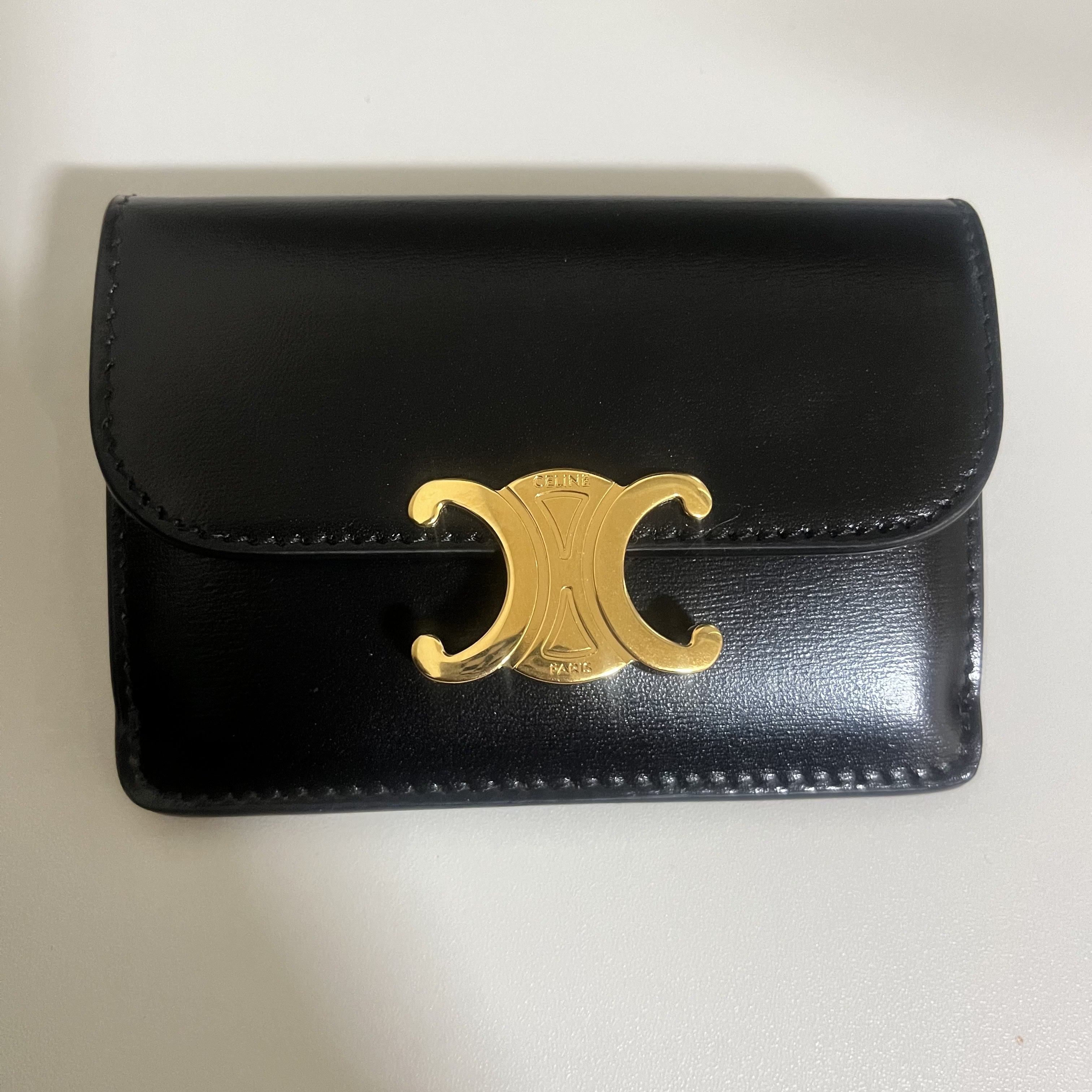 Celine Card Holder with Flap in Shiny Calfskin Black 착용 스타일