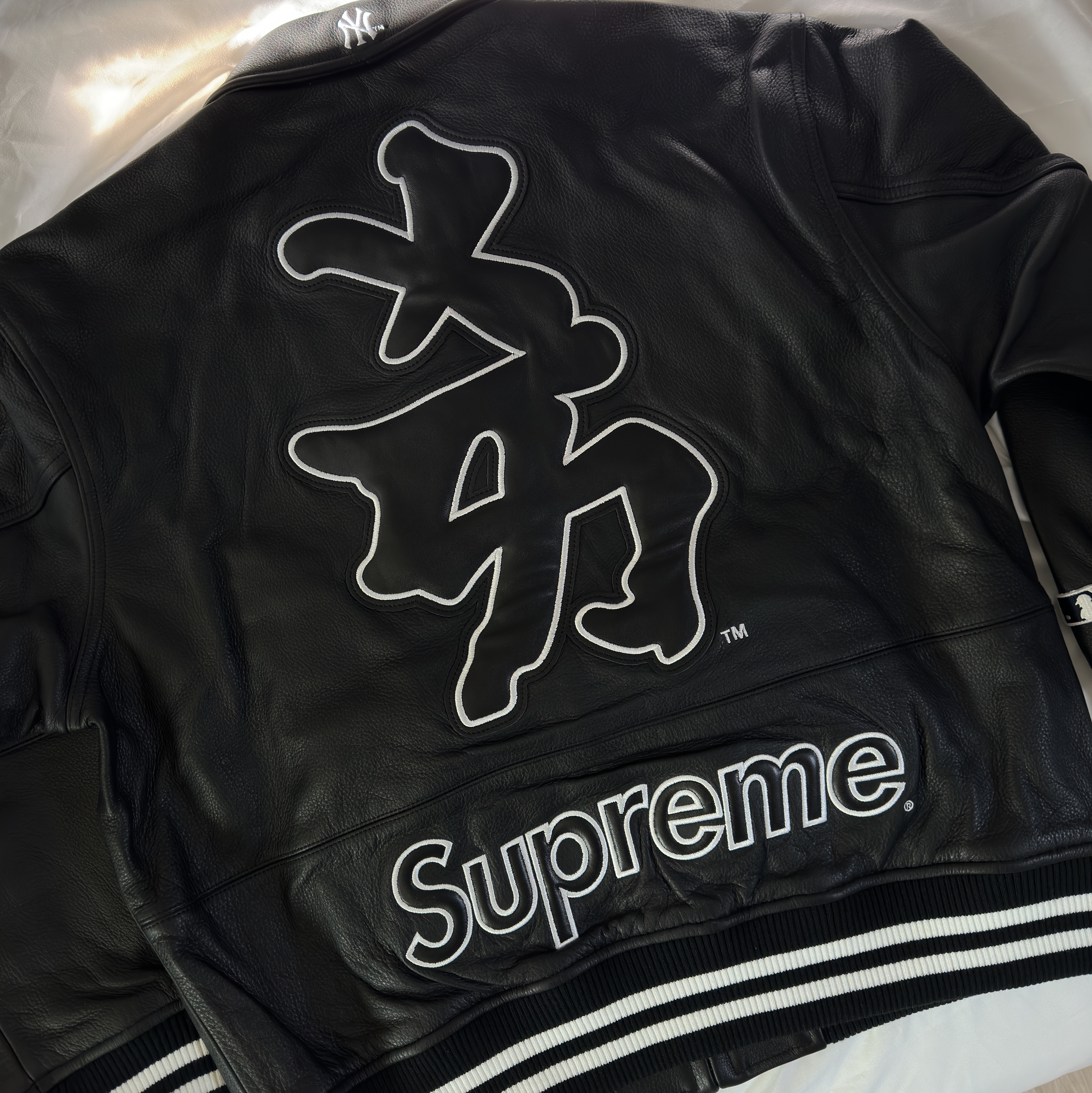 Supreme x New York Yankees Kanji Leather Varsity Jacket Black - 22FW 착용 스타일 - 2