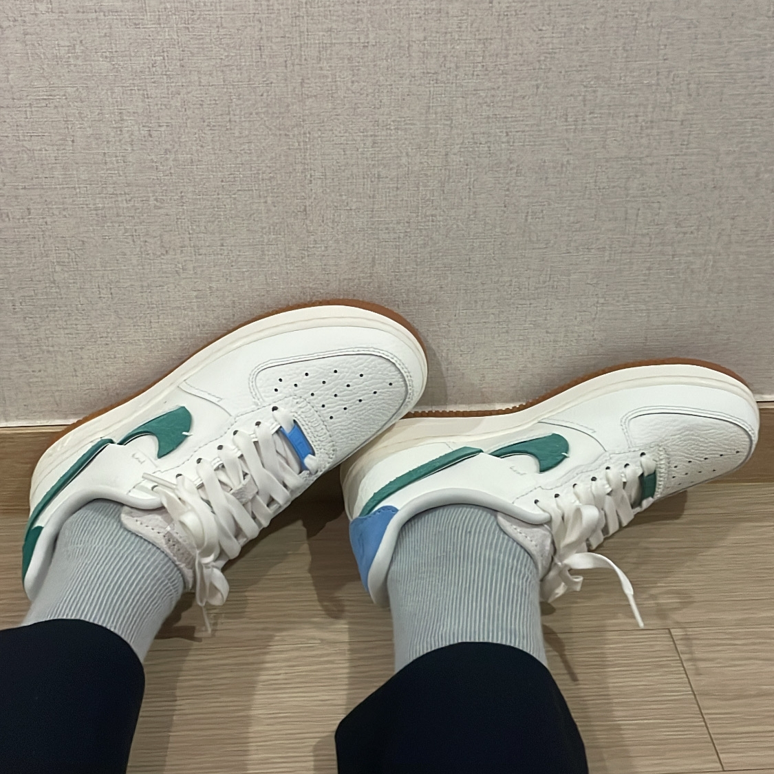 (W) Nike Air Force 1 Vandalized Sail Mystic Green 착용 스타일 - 1