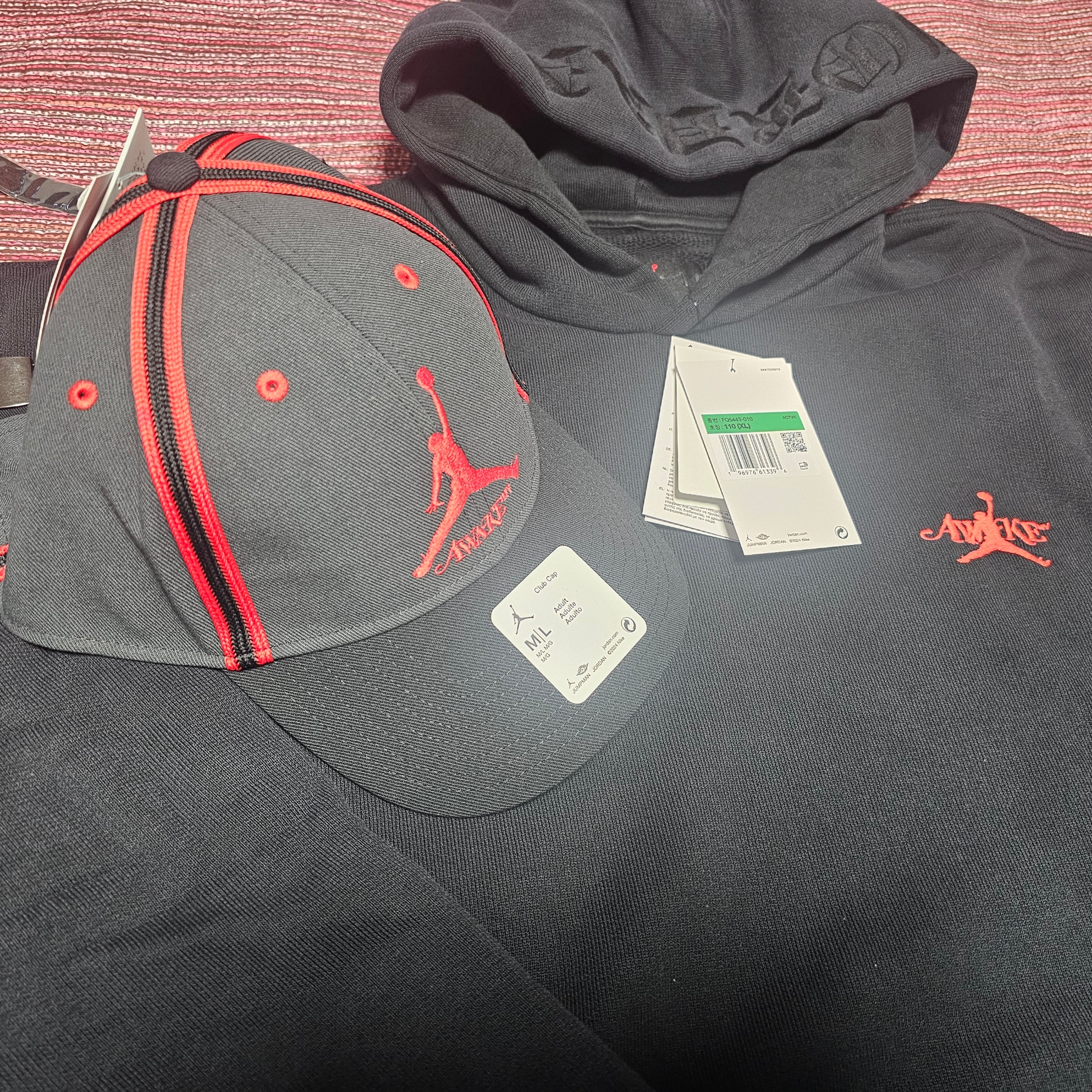 Jordan x Awake NY Fleece Hoodie Black (FQ5443-010), Jordan x Awake NY Hat Dark Smoke Grey (FZ0625-070) 착용 스타일 - 1
