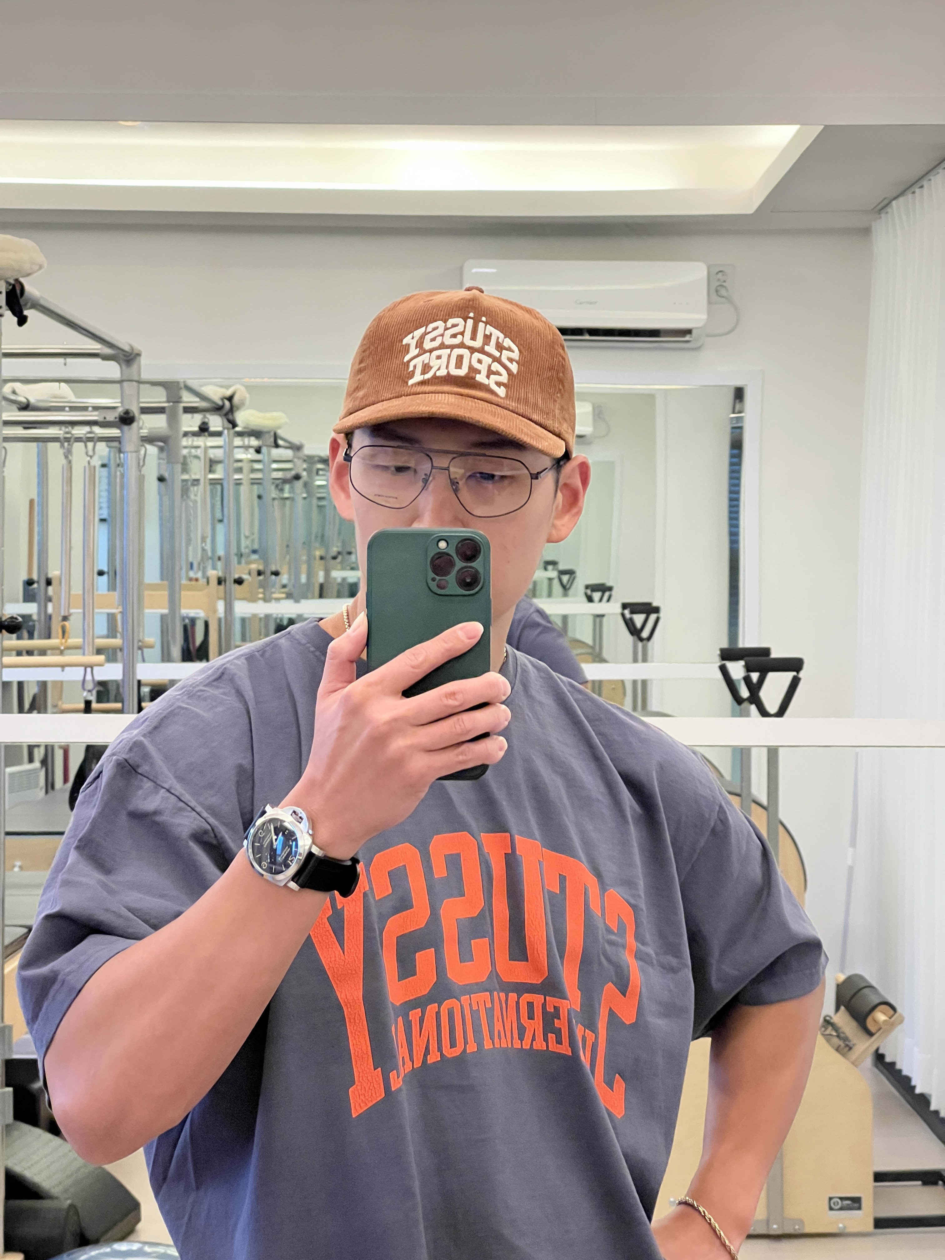 Stussy Mid-Depth Sport Arch Strapback Hazelnut, Stussy International Pigment Dyed T-Shirt Indigo 착용 스타일