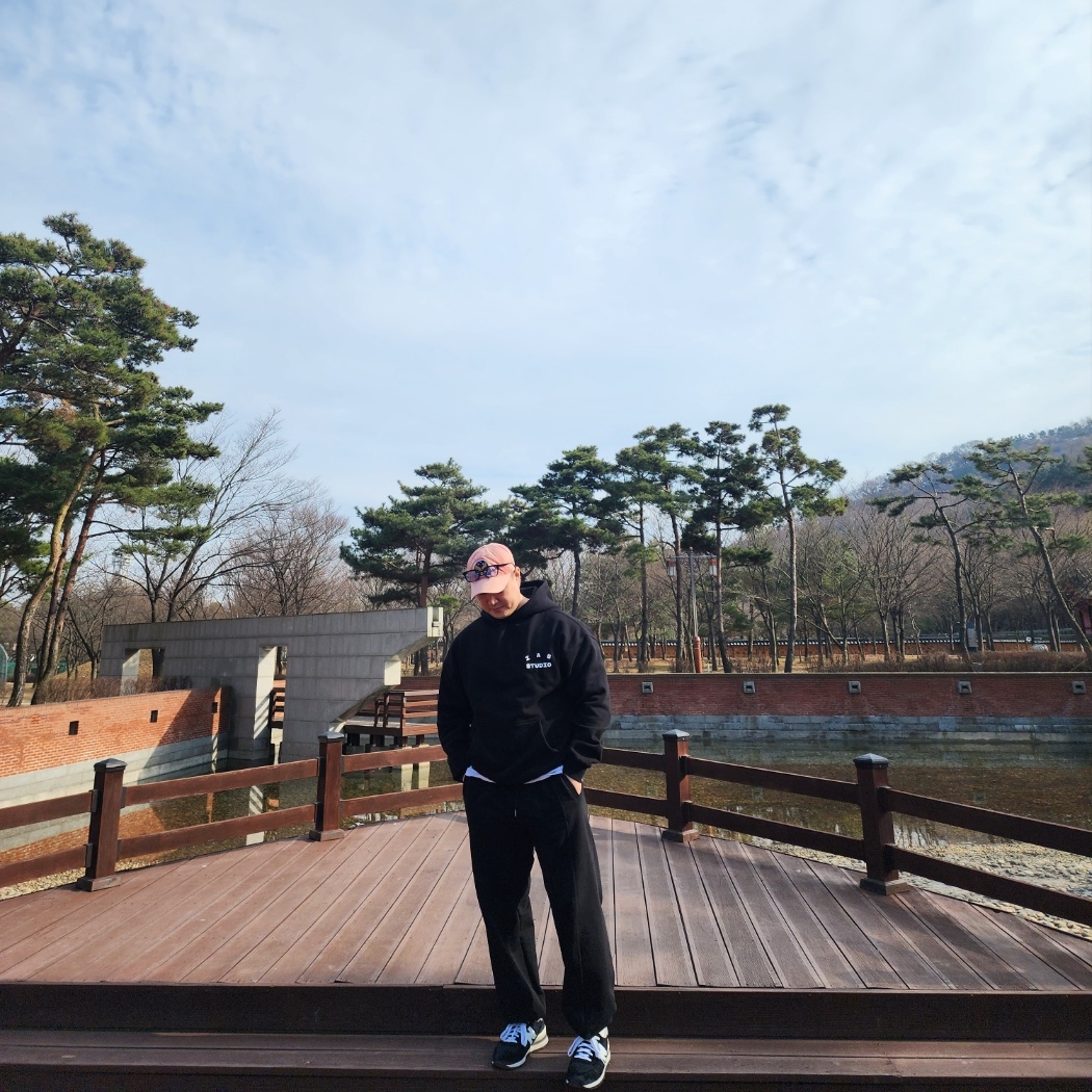 IAB Studio Hoodie Black, New Balance 990v1 Made in USA Black 착용 스타일 - 1