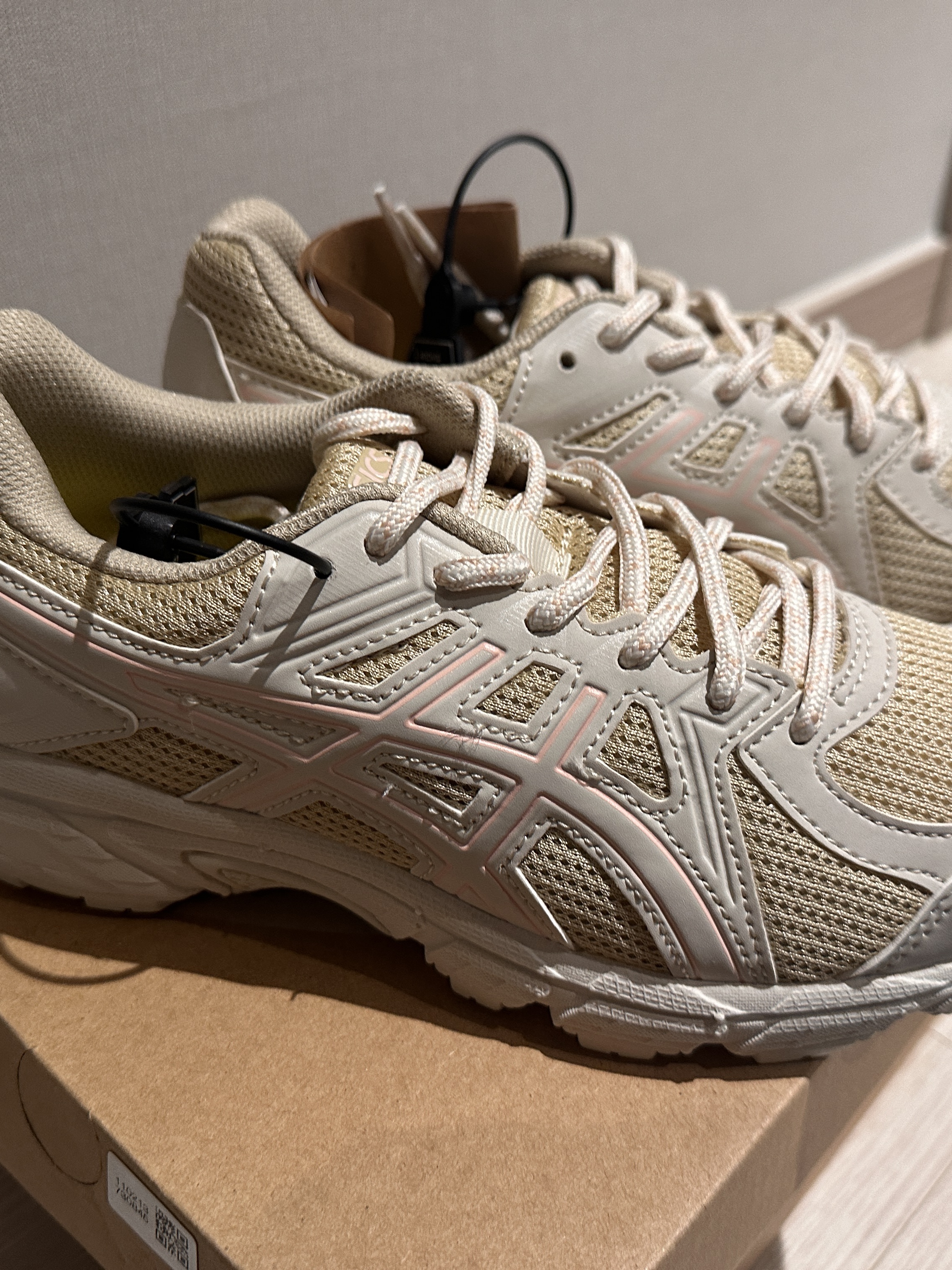 (W) Asics Jog 100 T Birch Cream - 2E Extra Wide 착용 스타일 - 2