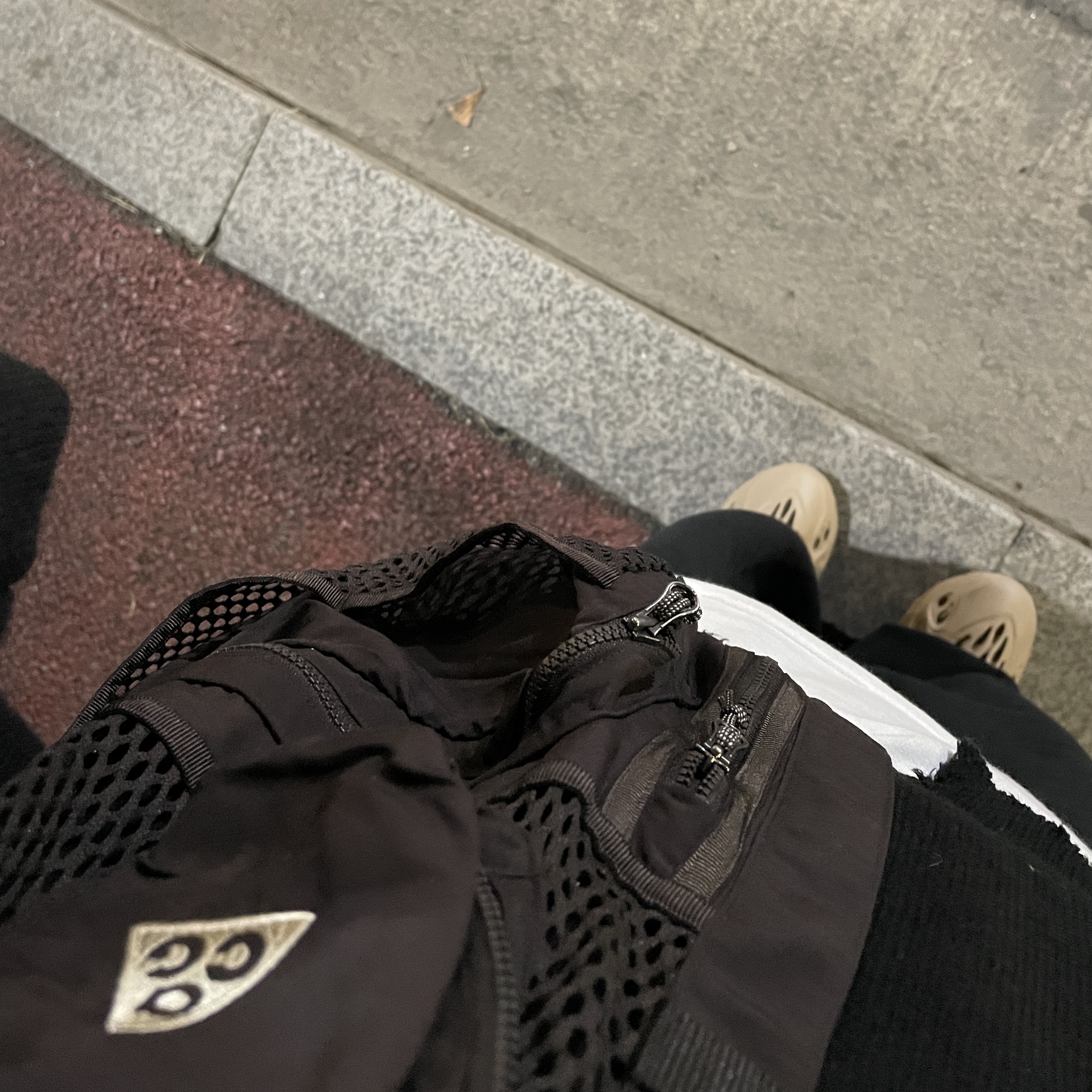 Adidas Yeezy Foam RNNR Mist, Nike ACG Buttles Vest Velvet Brown - US/EU 착용 스타일