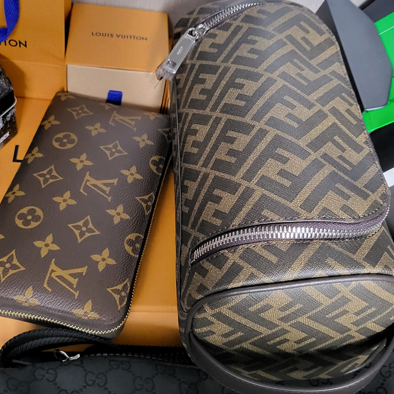 Fendi FF Motif Fabric Makeup Bag Brown 착용 스타일