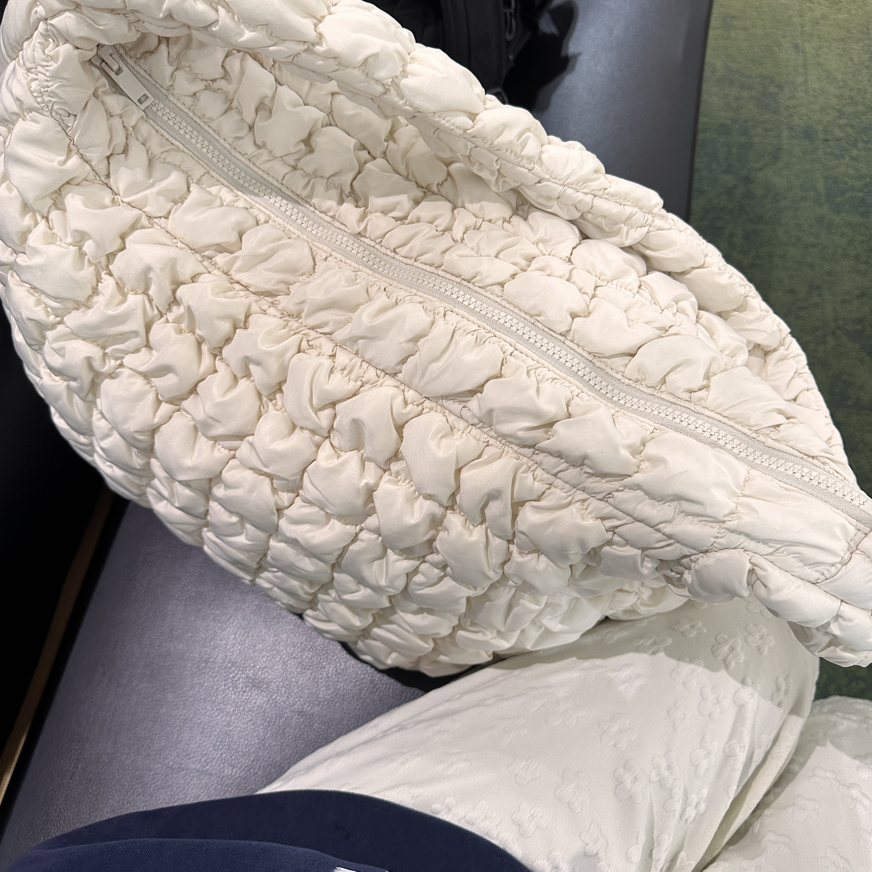 COS Quilted Oversized Shoulder Bag Off White Light Beige 착용 스타일 - 2