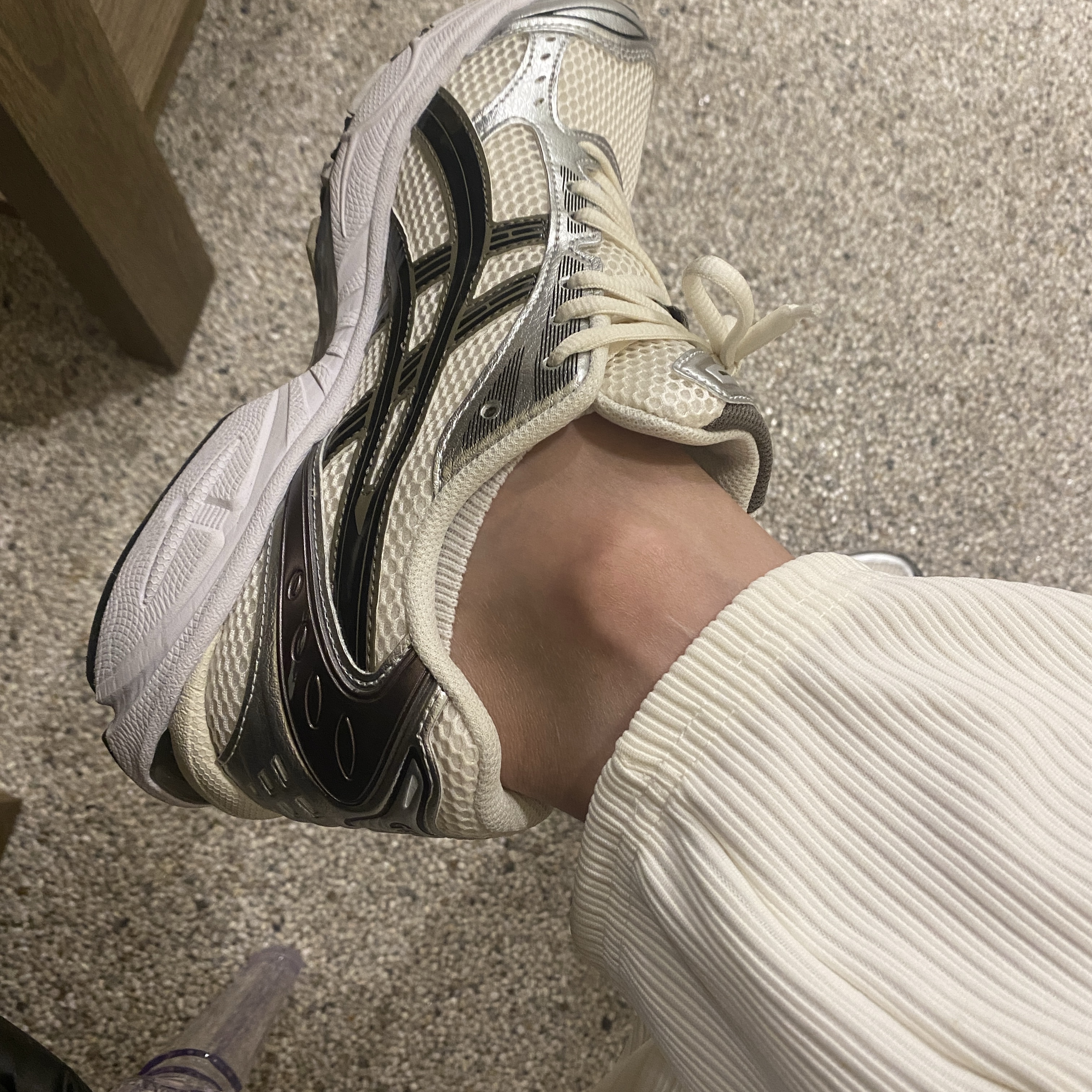 Asics Gel-Kayano 14 Cream Black, Essentials The Core Collection Hoodie Light Oatmeal 착용 스타일