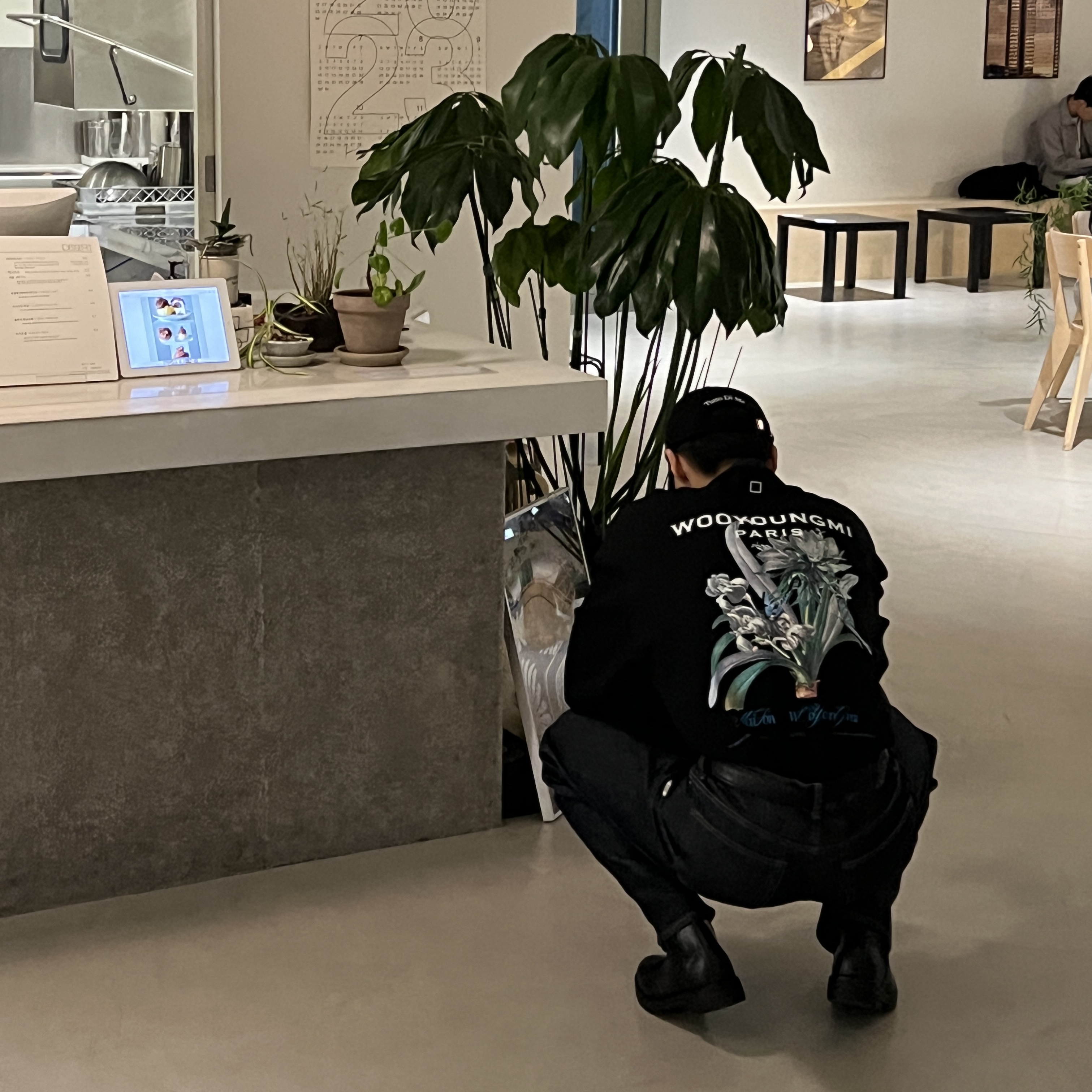 Wooyoungmi Flower Print Sweatshirt Black - 23SS 착용 스타일 - 3