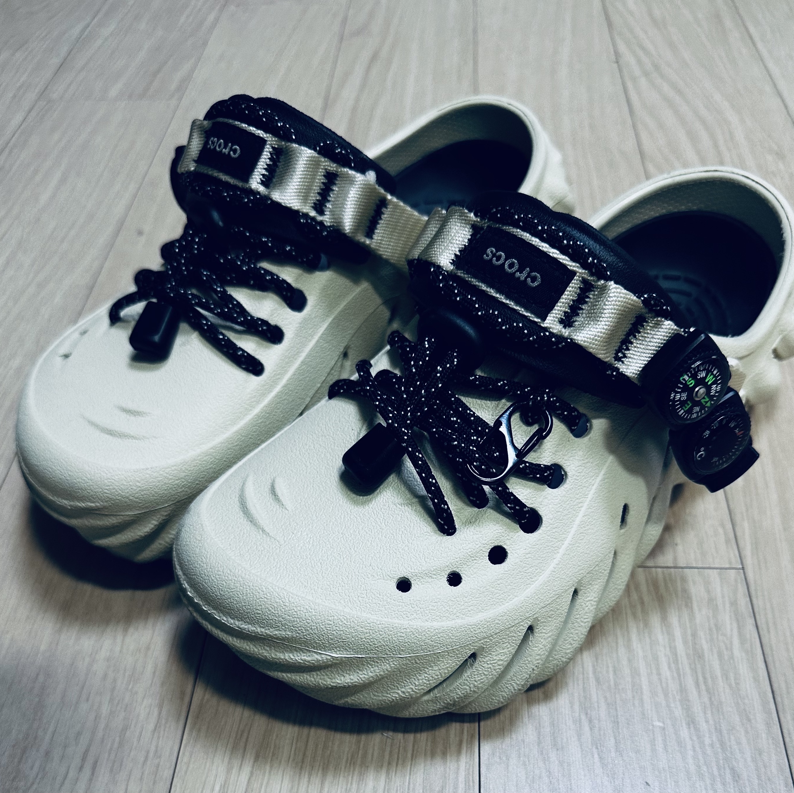 Crocs Echo Clog Bone Black 착용 스타일