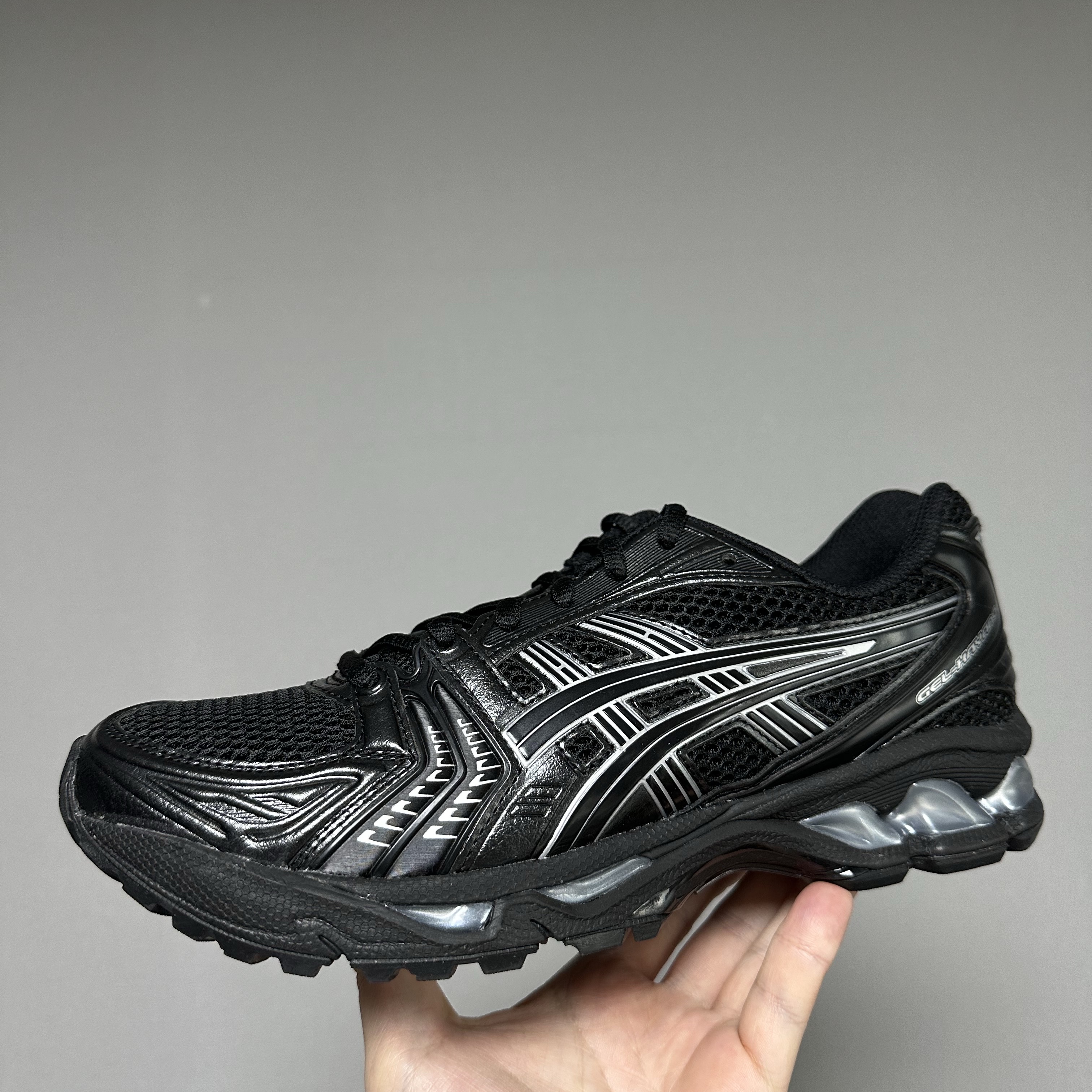 Asics Gel-Kayano 14 Black Pure Silver 착용 스타일 - 1