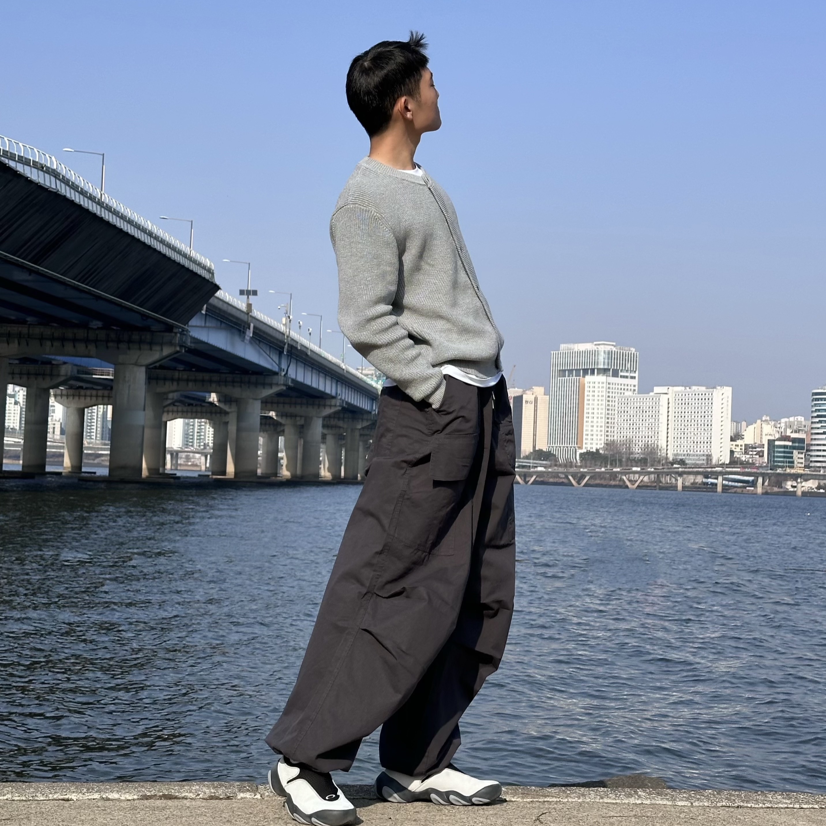 Oakley Factory Team x Brain Dead Flesh White Birch 착용 스타일 - 5