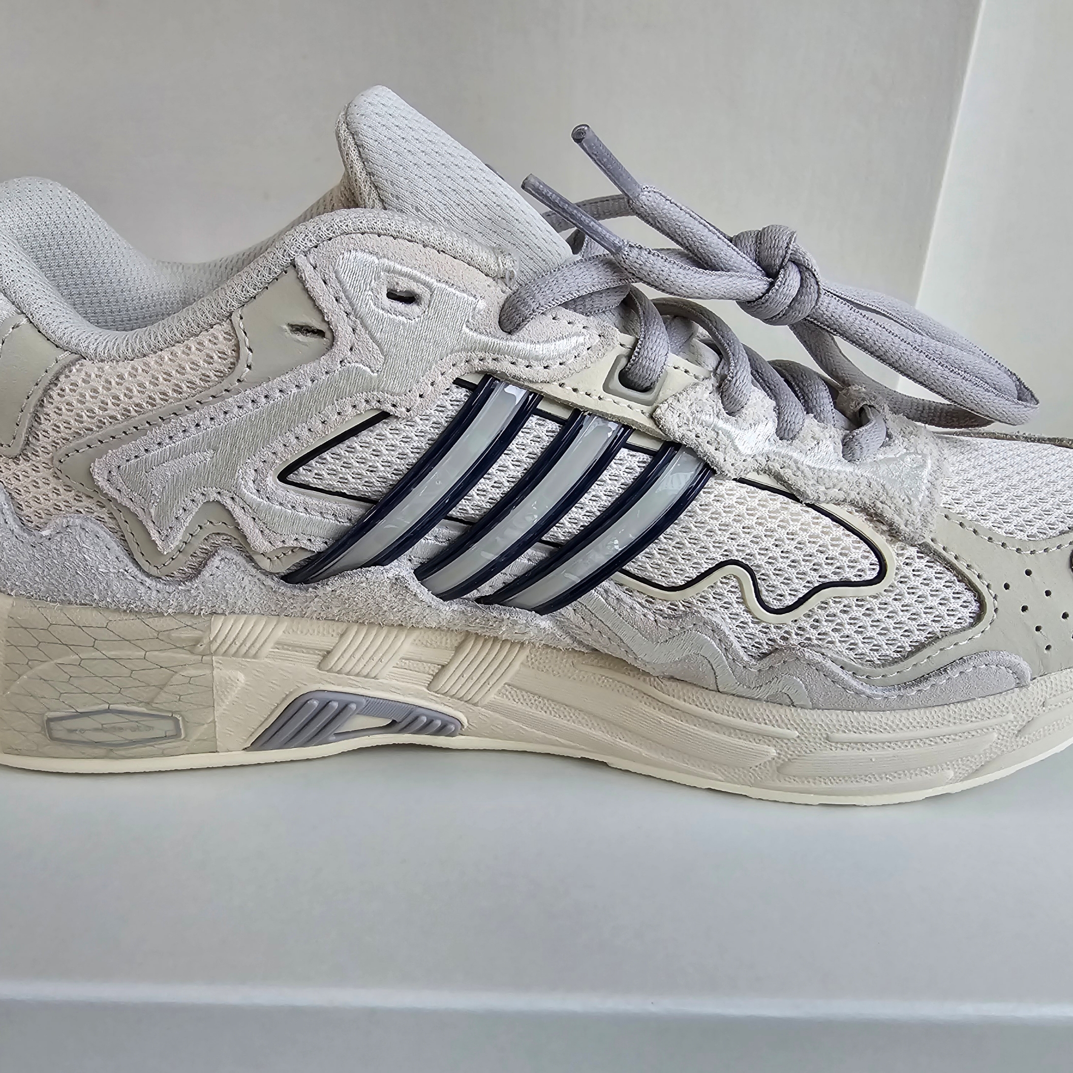Adidas x Bad Bunny Response CL Wonder White Clear Granite 착용 스타일 - 2