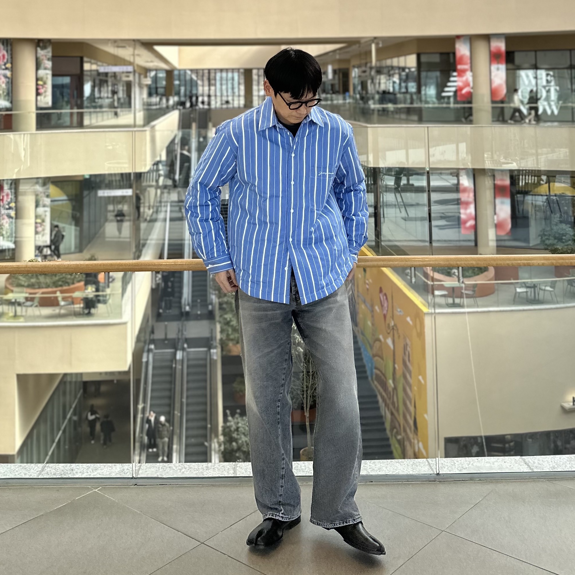 Jacquemus La Surchemise De Nimes Padded Denim Overshirt Navy Brown, Maison Margiela Tabi Leather Lace-Up Shoes Black 착용 스타일 - 3