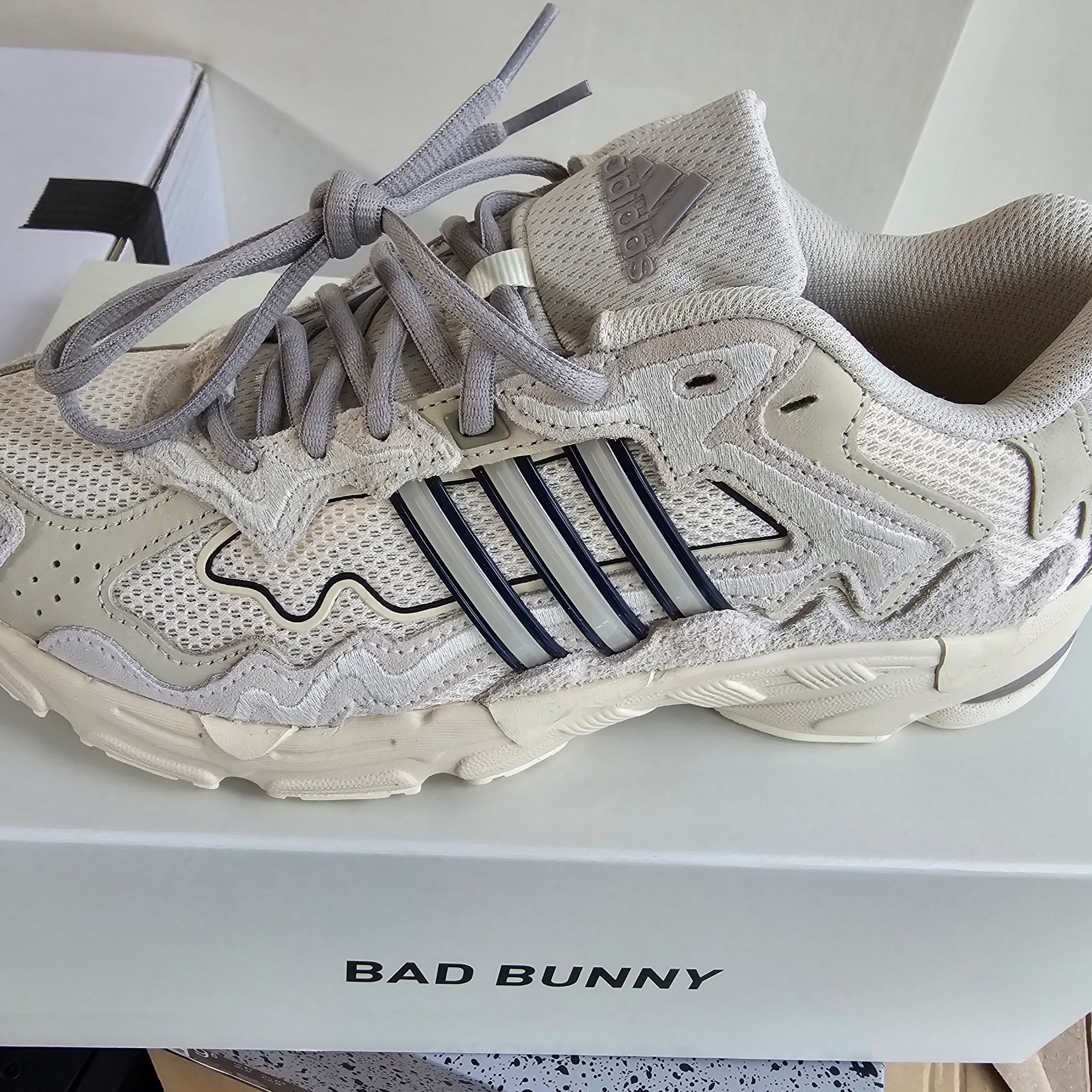 Adidas x Bad Bunny Response CL Wonder White Clear Granite 착용 스타일 - 3